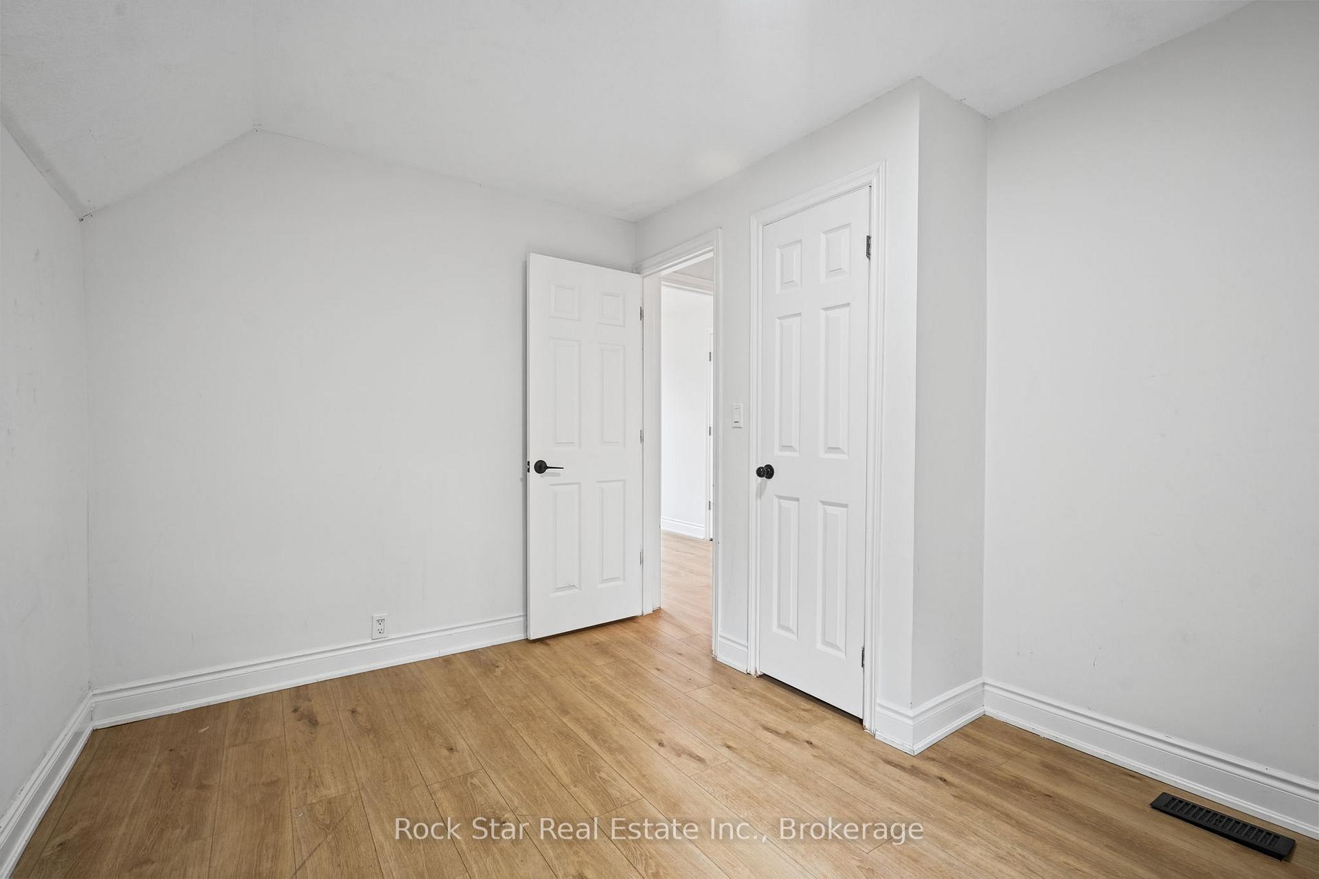 Photo 26 of 452 King William Street S, Hamilton, Landsdale — HOMEH