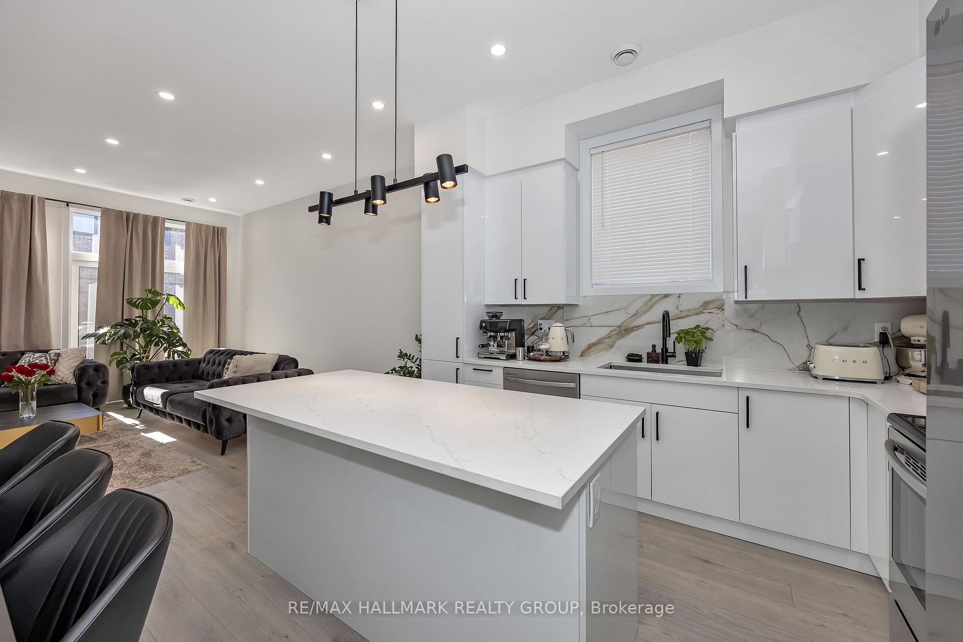 Photo 11 of 468 Mutual Street, Ottawa, Castle Heights — HOMEH