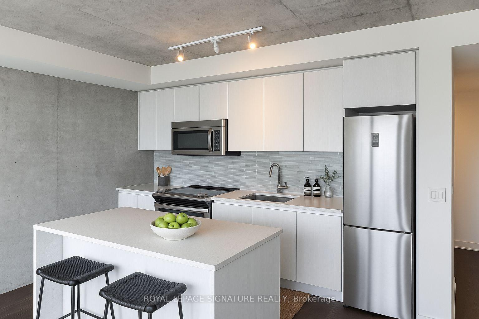 Photo 3 of Unit 1004, 111 Bathurst Street, Toronto, Waterfront Communities — HOMEH