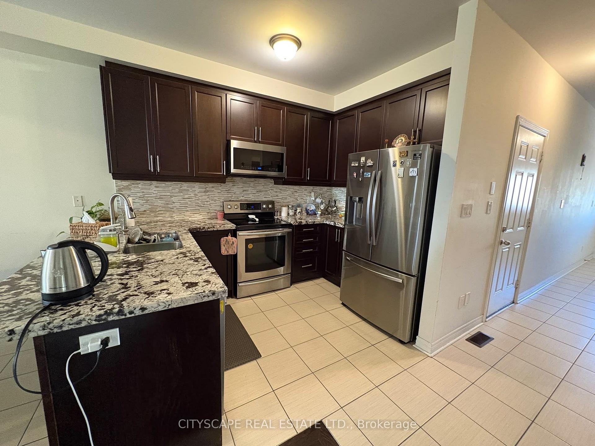 Photo 3 of 138 Sky Harbour Drive, Brampton, Brampton West — HOMEH