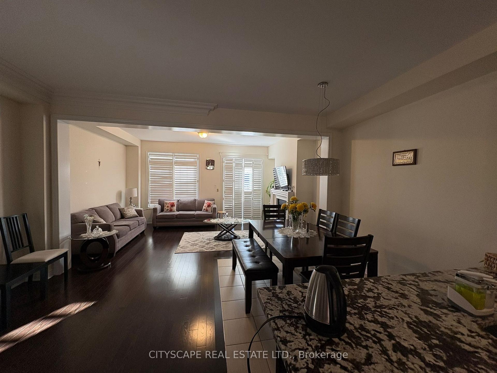 Photo 5 of 138 Sky Harbour Drive, Brampton, Brampton West — HOMEH