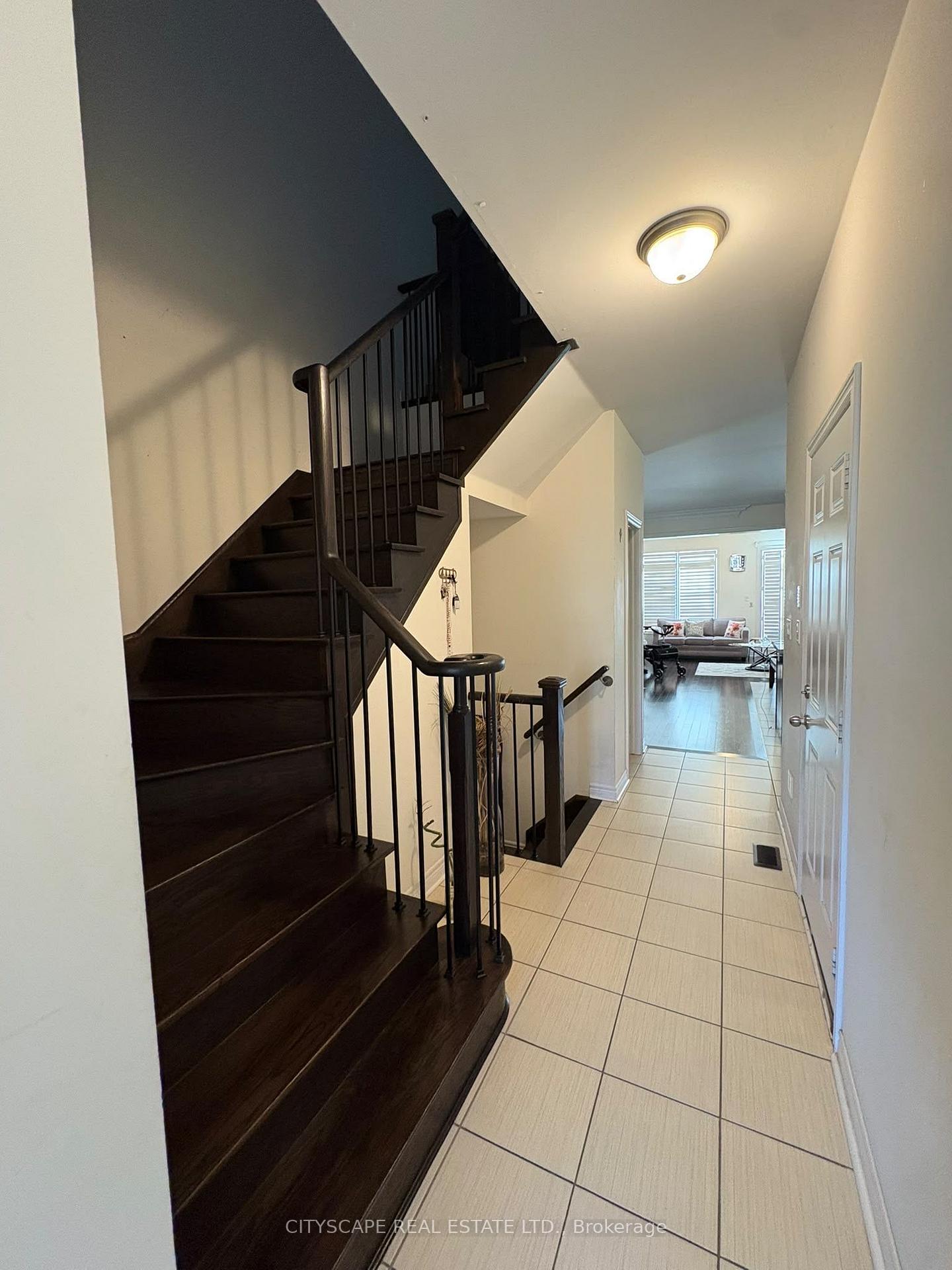 Photo 8 of 138 Sky Harbour Drive, Brampton, Brampton West — HOMEH