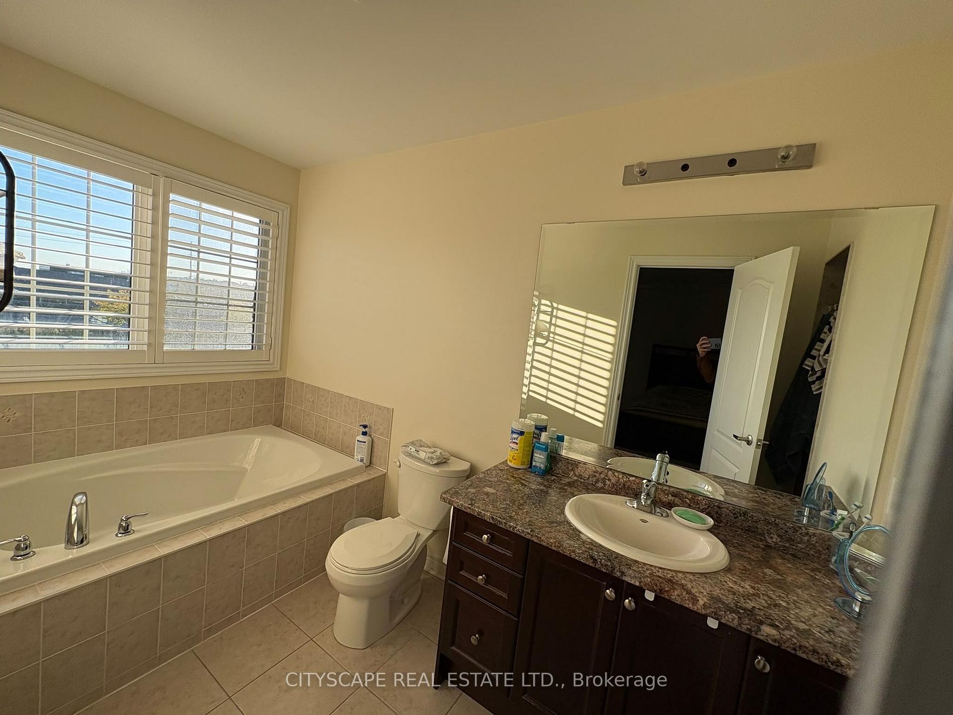 Photo 16 of 138 Sky Harbour Drive, Brampton, Brampton West — HOMEH
