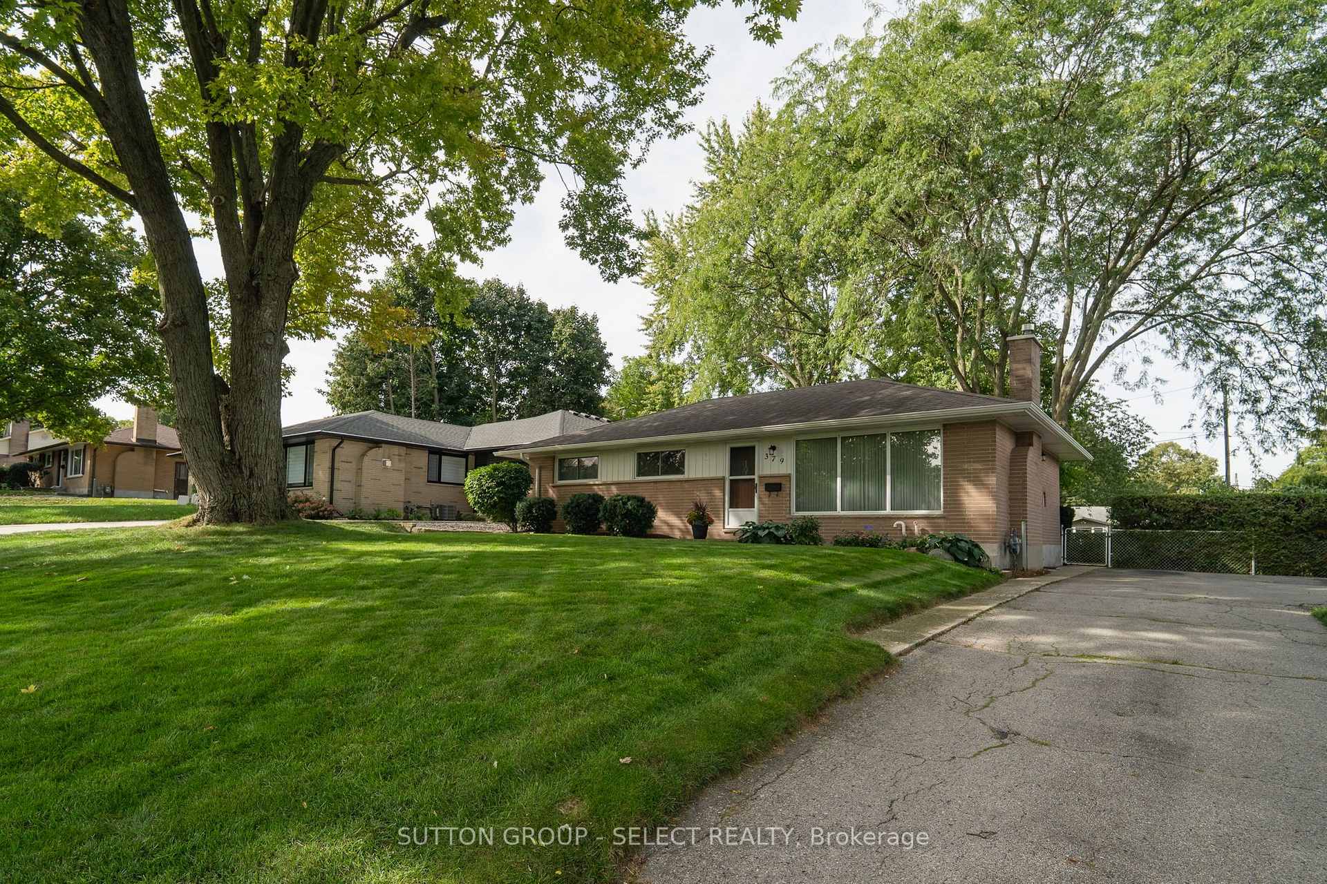 Photo 3 of 379 Willard Crescent, London, South B — HOMEH