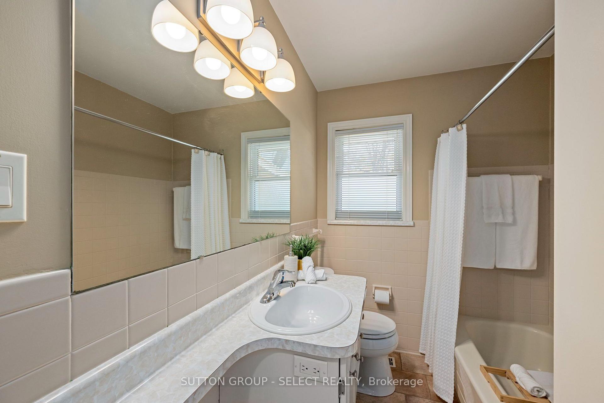 Photo 16 of 379 Willard Crescent, London, South B — HOMEH