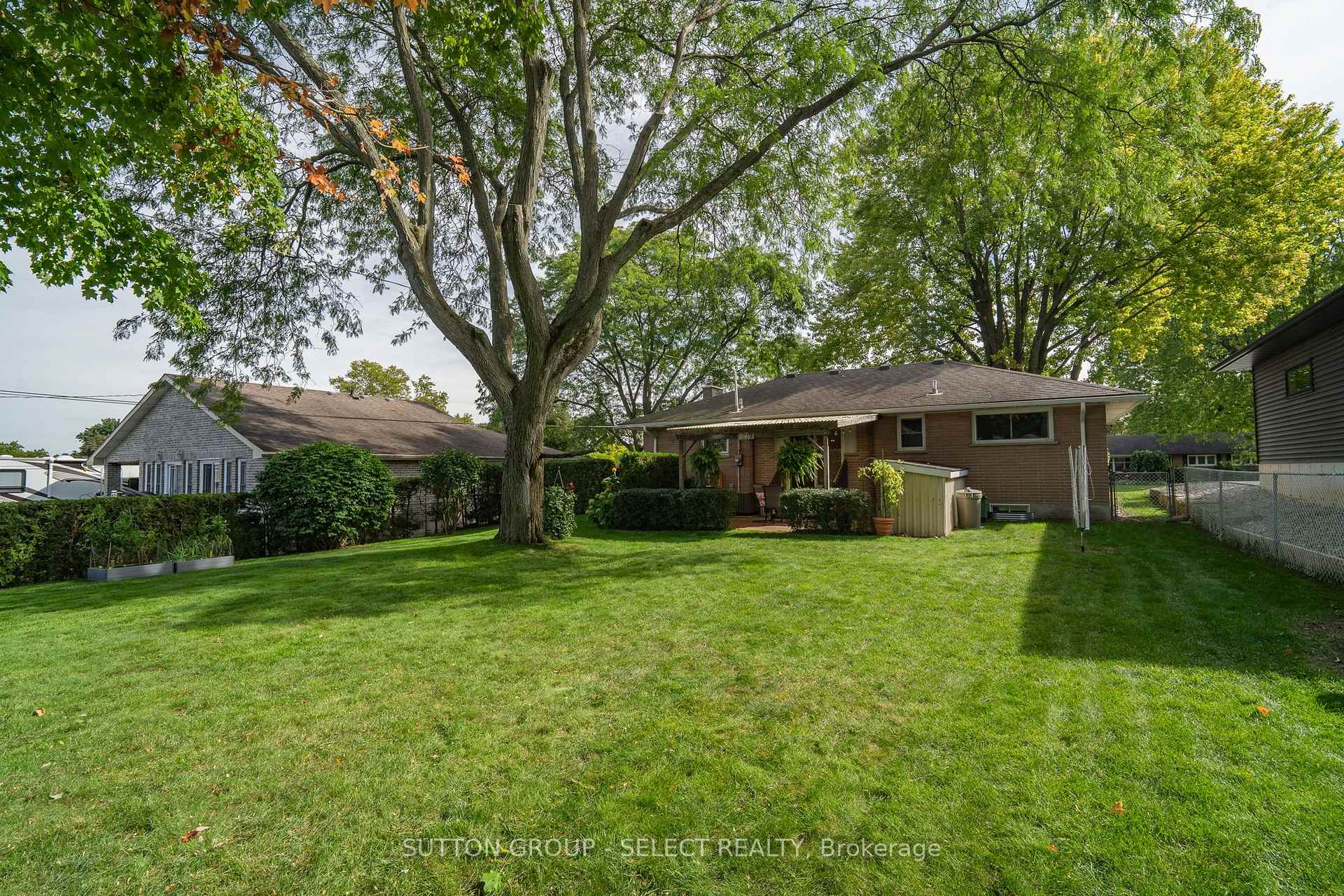 Photo 28 of 379 Willard Crescent, London, South B — HOMEH