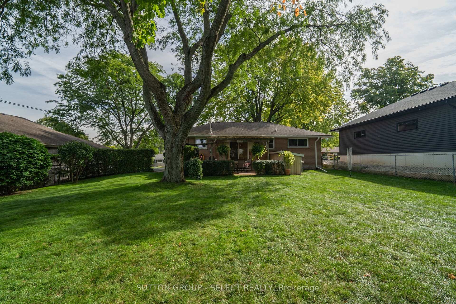 Photo 30 of 379 Willard Crescent, London, South B — HOMEH