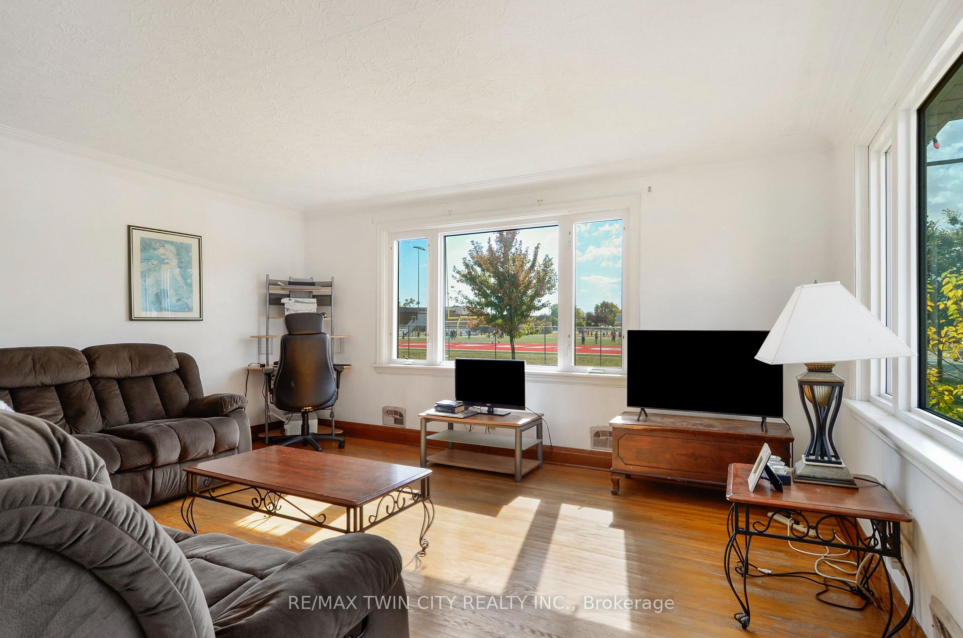 Photo 15 of 66 Walter Avenue N, Hamilton, Normanhurst — HOMEH