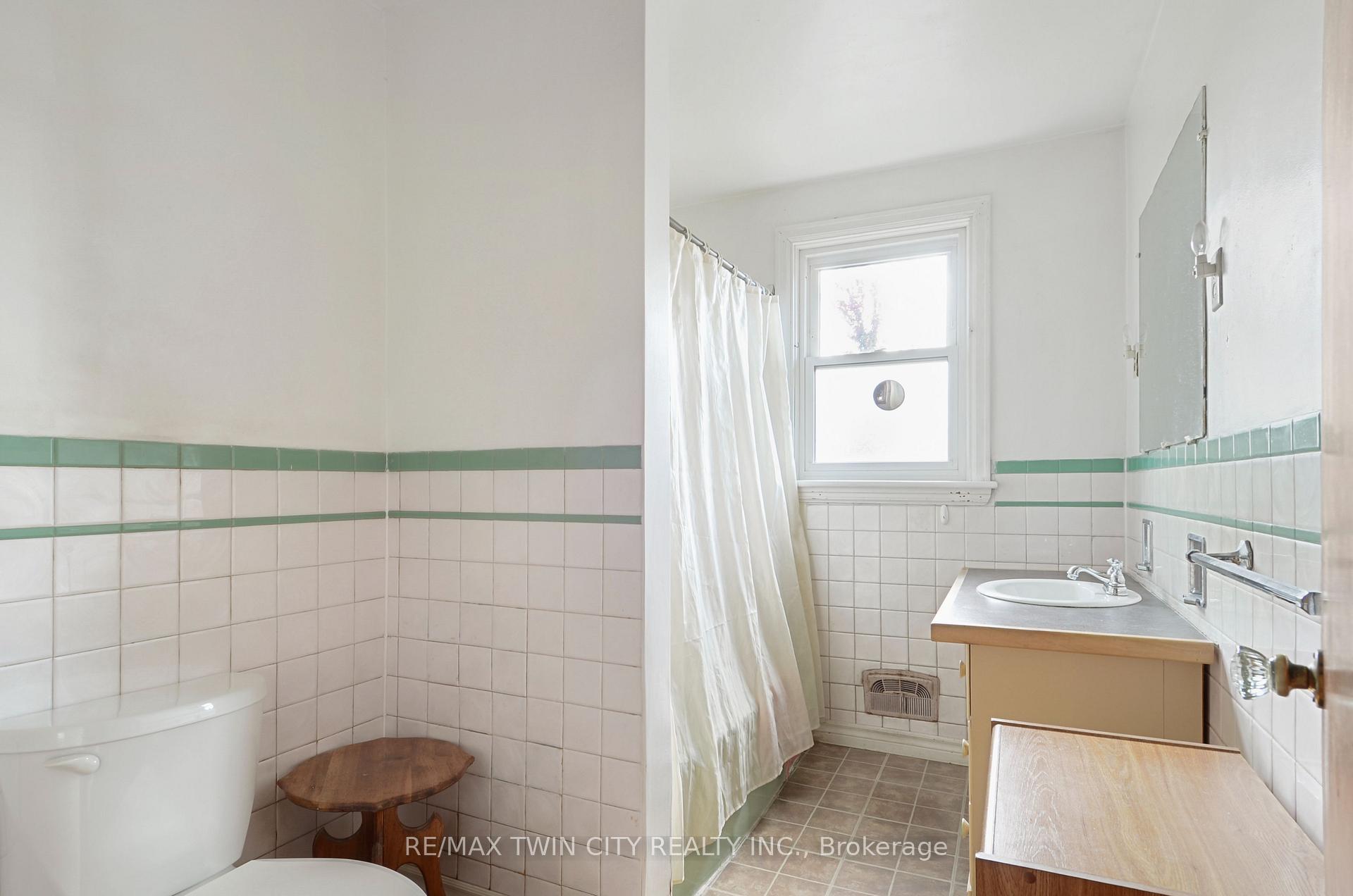 Photo 27 of 66 Walter Avenue N, Hamilton, Normanhurst — HOMEH
