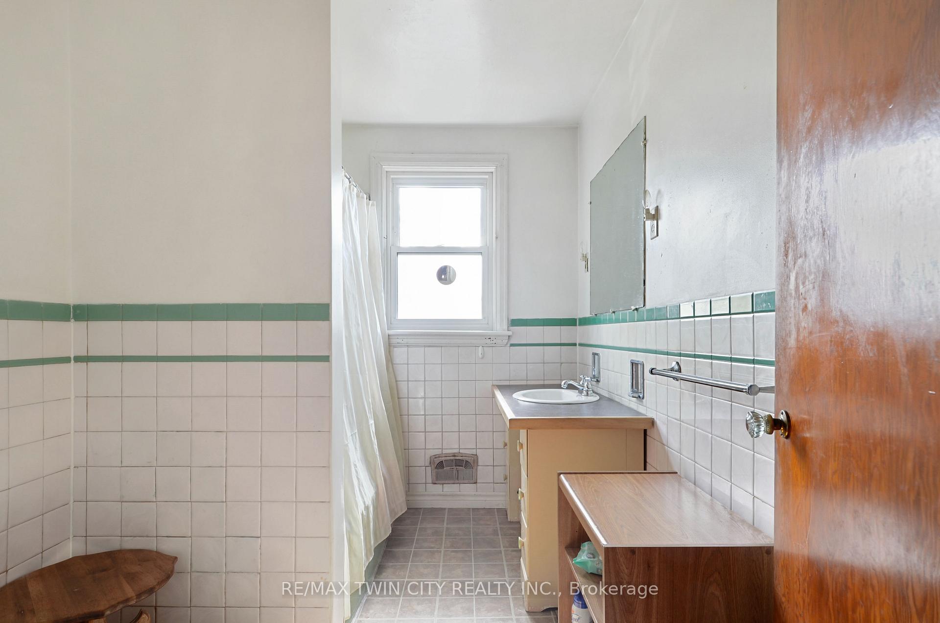 Photo 28 of 66 Walter Avenue N, Hamilton, Normanhurst — HOMEH