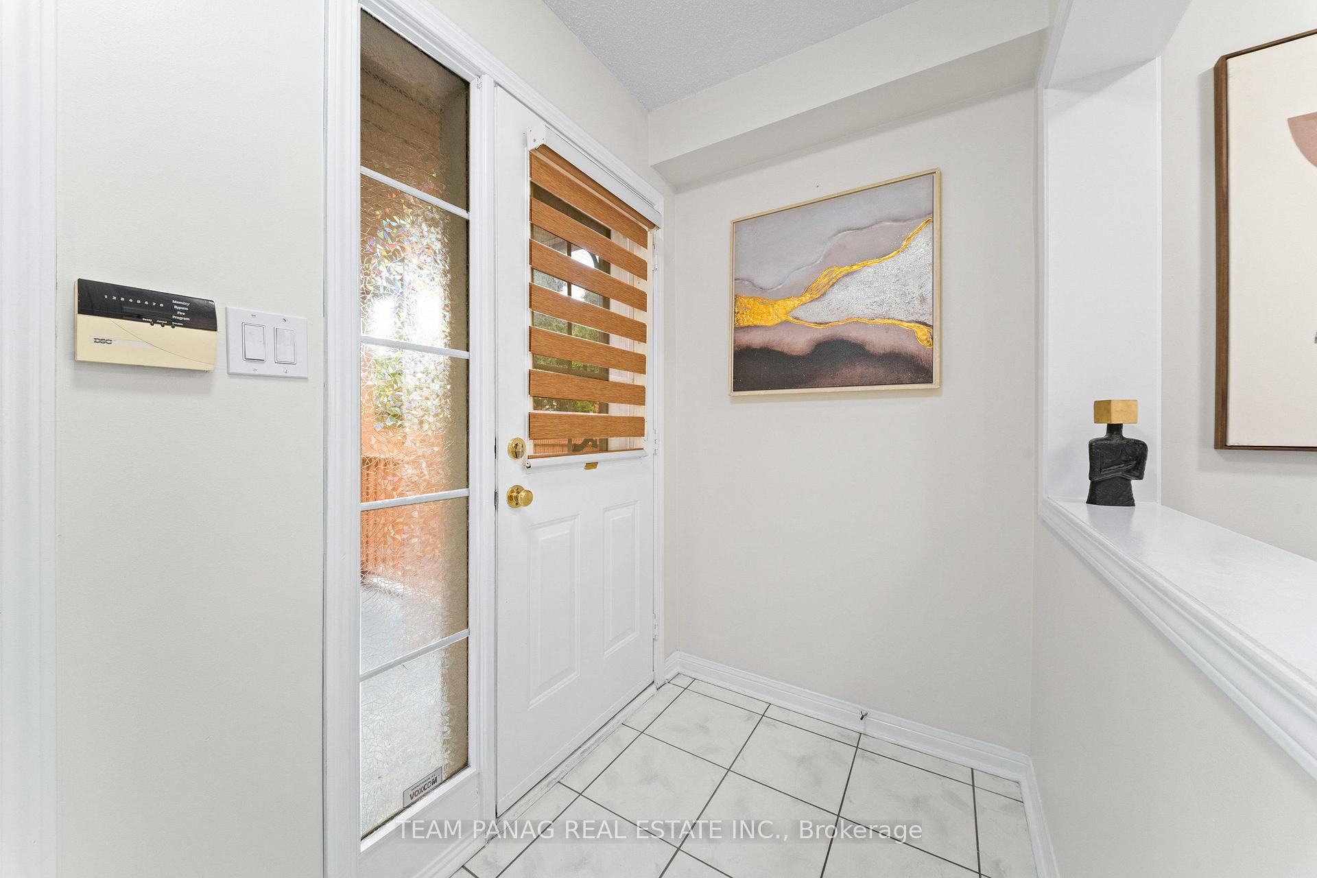 Photo 7 of 26 Narrow Valley Crescent, Brampton, Sandringham-Wellington — HOMEH