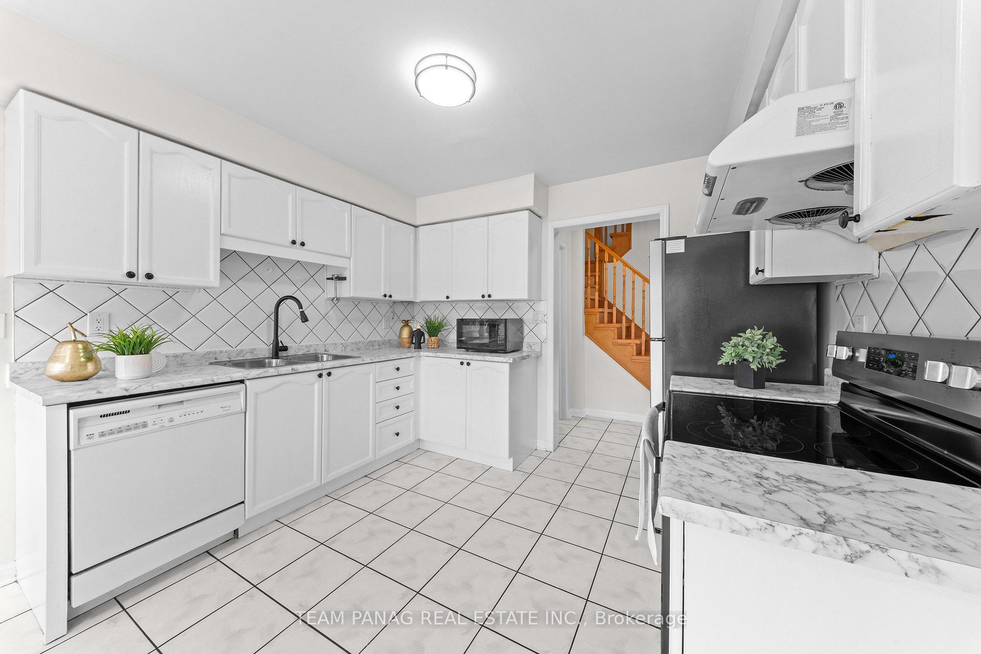 Photo 15 of 26 Narrow Valley Crescent, Brampton, Sandringham-Wellington — HOMEH