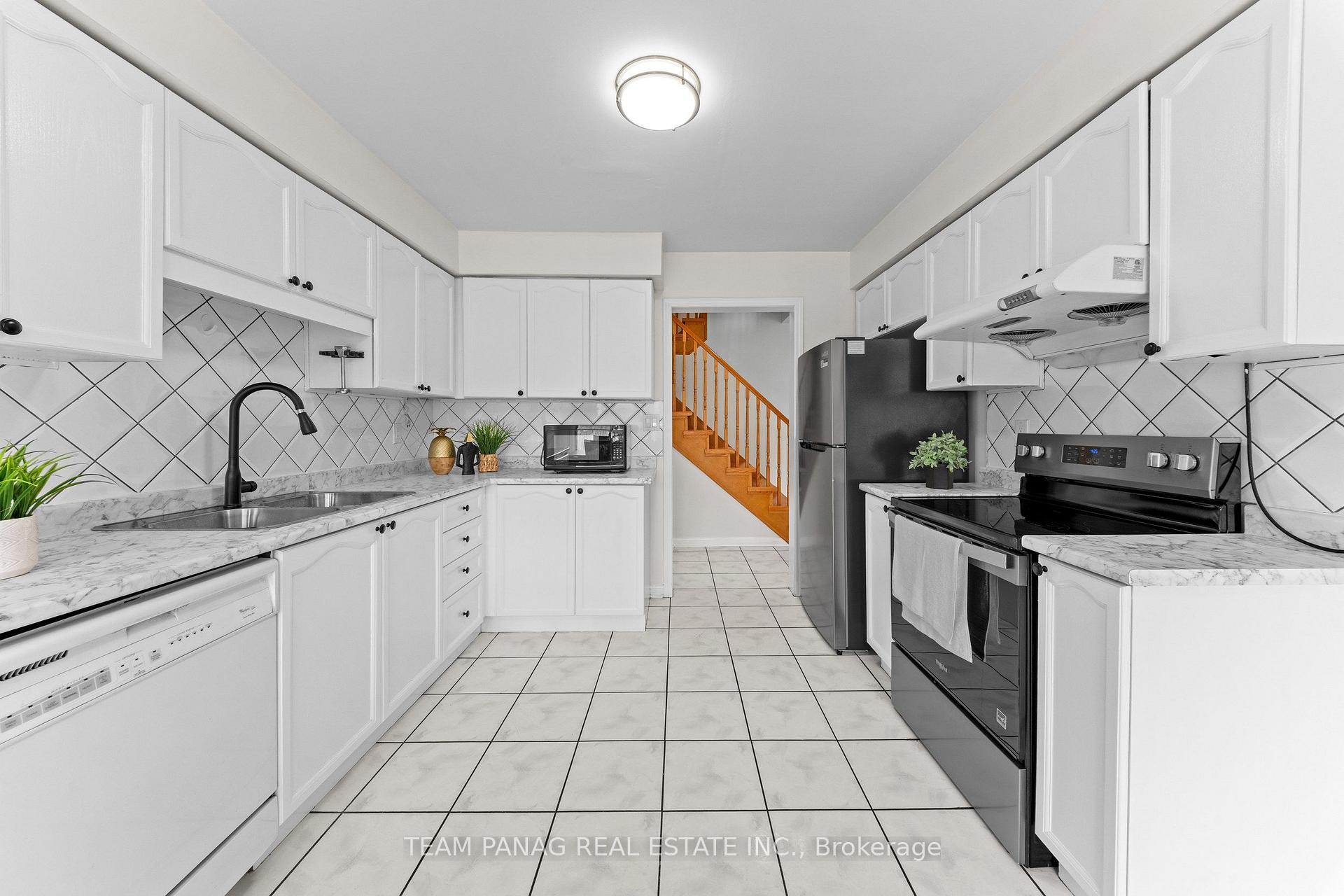 Photo 16 of 26 Narrow Valley Crescent, Brampton, Sandringham-Wellington — HOMEH