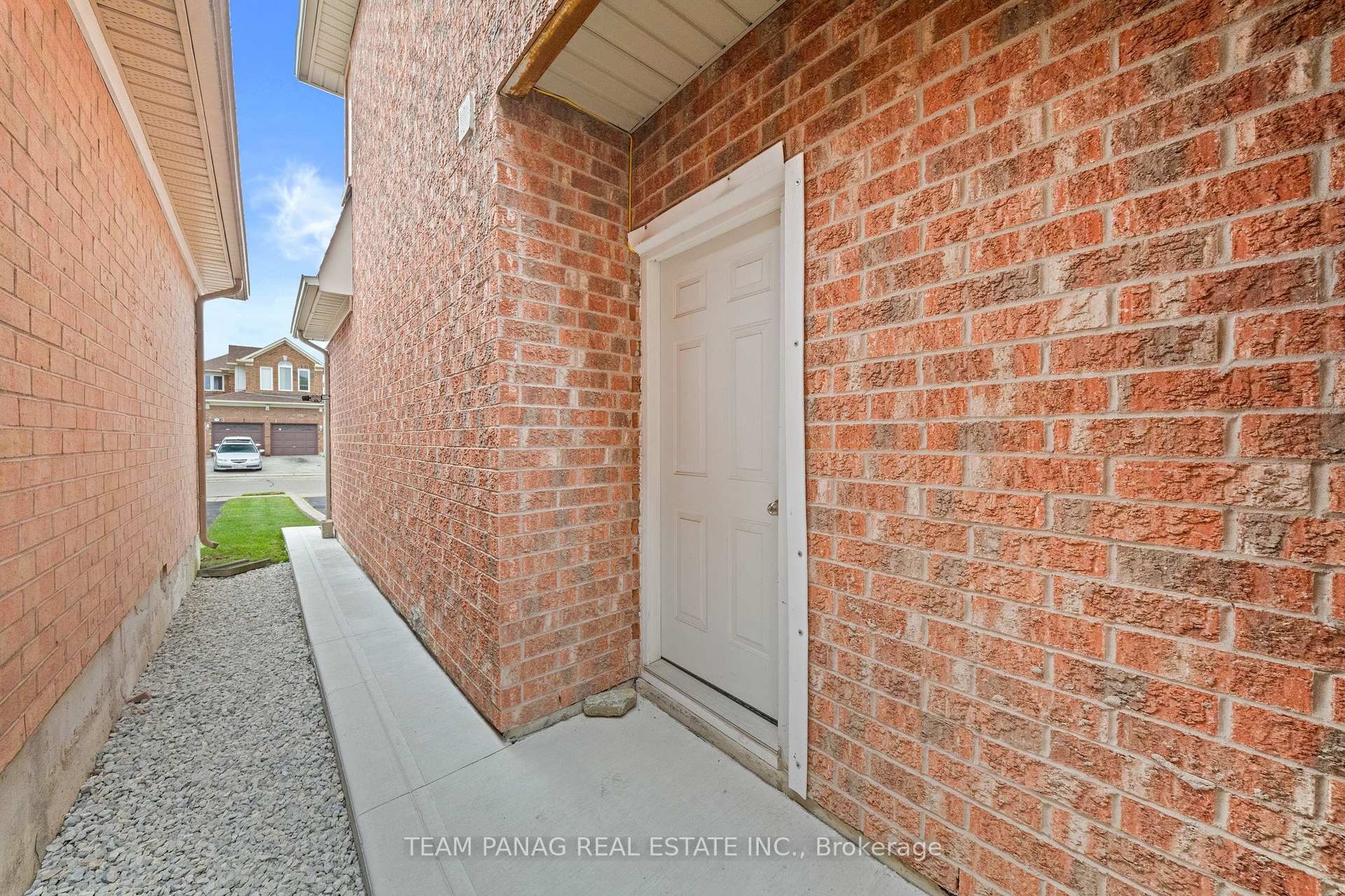 Photo 37 of 26 Narrow Valley Crescent, Brampton, Sandringham-Wellington — HOMEH