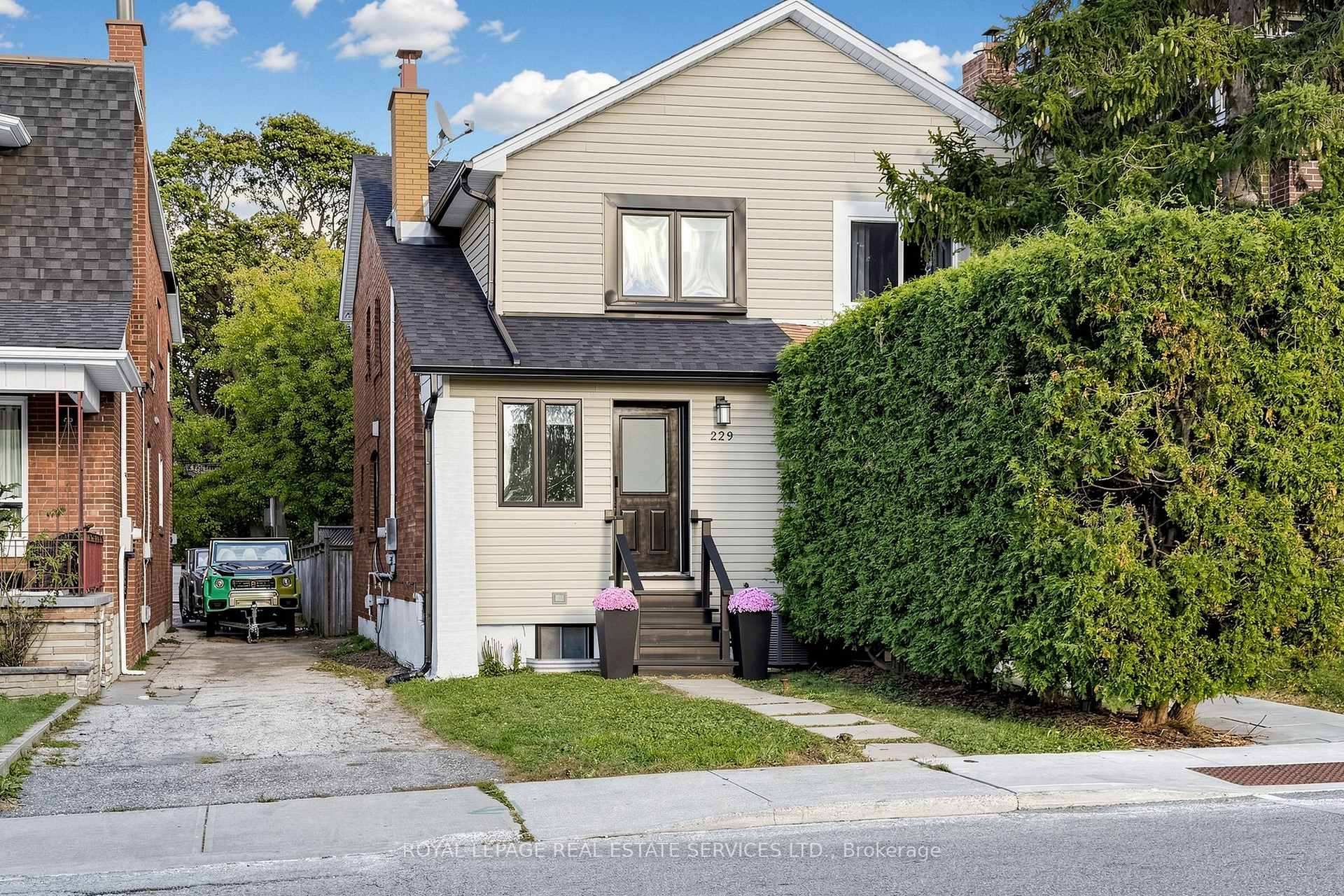 Photo of 229 McRoberts Avenue