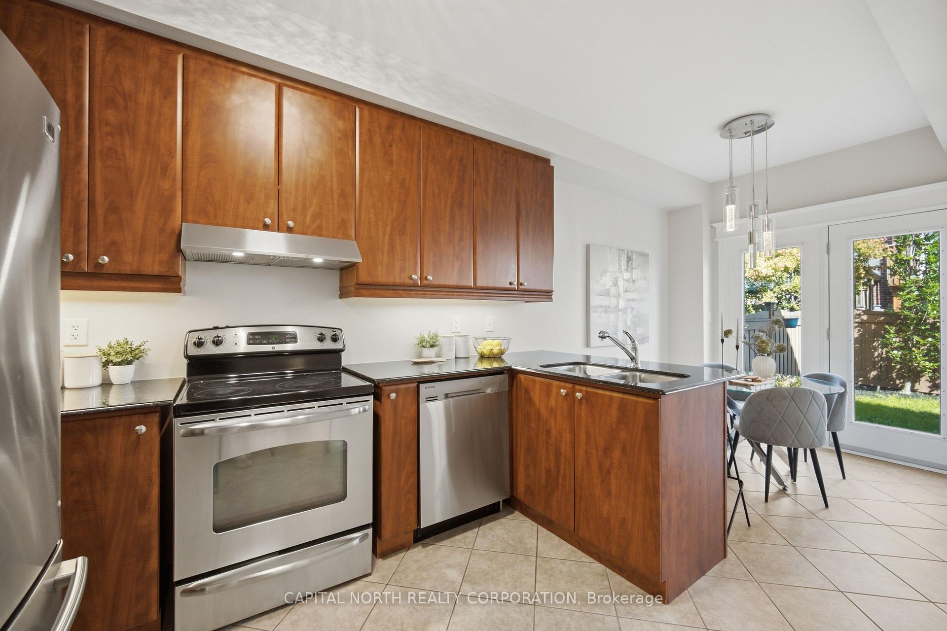 Photo 12 of 384 William Dunn Crescent, Newmarket, Summerhill Estates — HOMEH