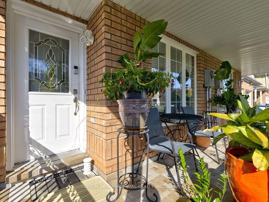 Photo 5 of 31 Irene Crescent, Brampton, Fletcher's Meadow — HOMEH