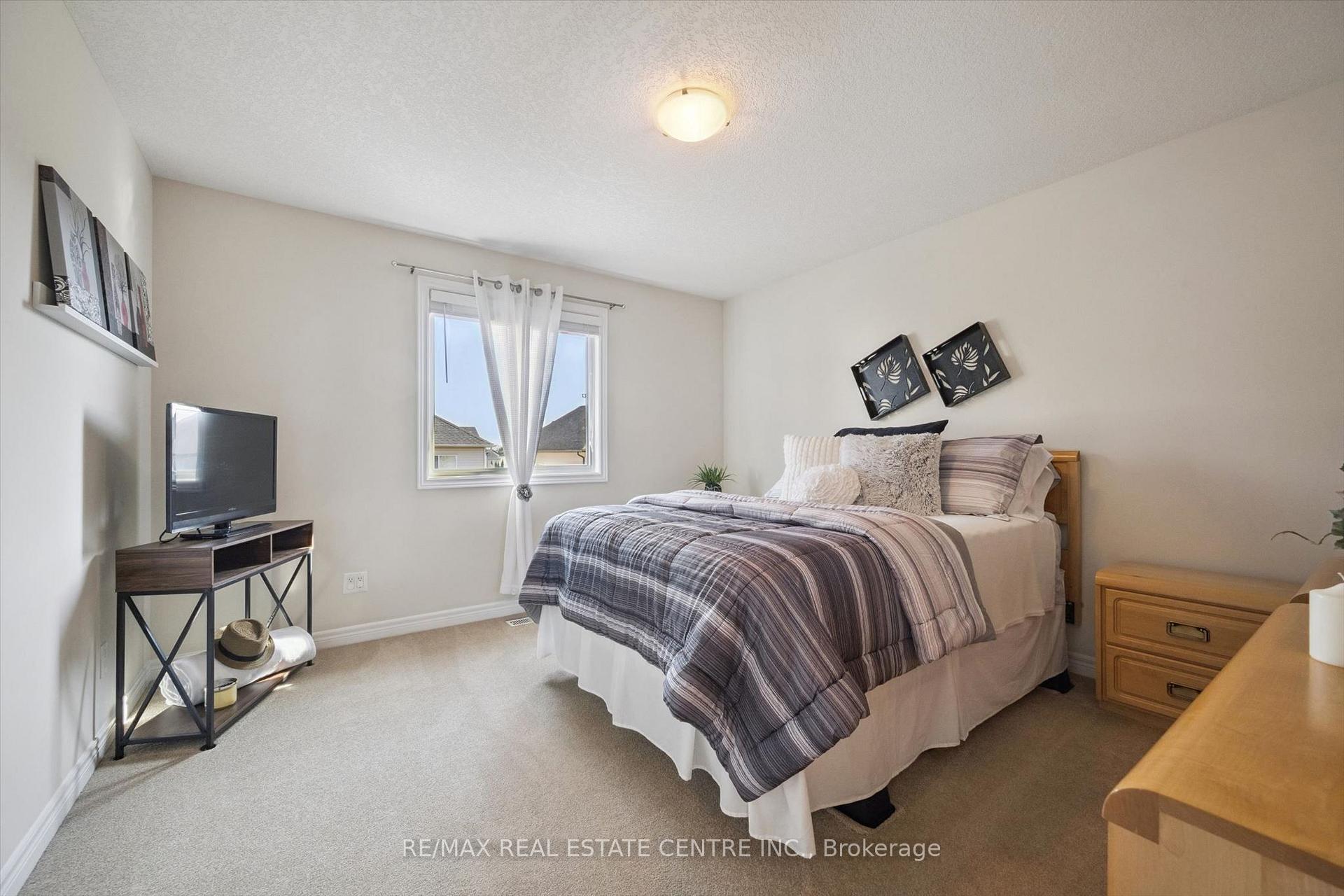 Photo 15 of 25 Hunsberger Drive, Wilmot, Baden — HOMEH