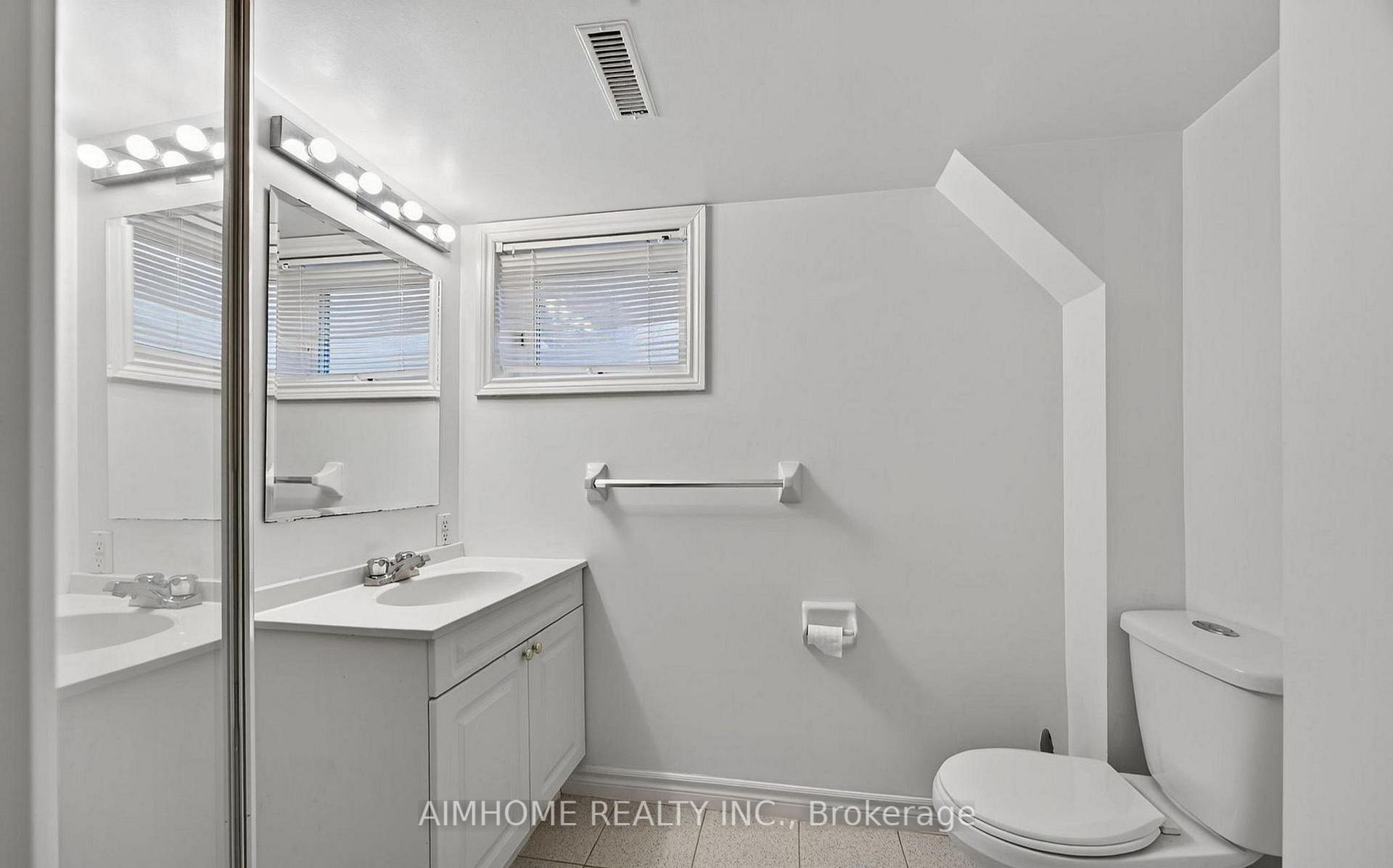 Photo 3 of 764 Botany Hill(Lower Unit) Crescent, Newmarket, Huron Heights-Leslie Valley — HOMEH