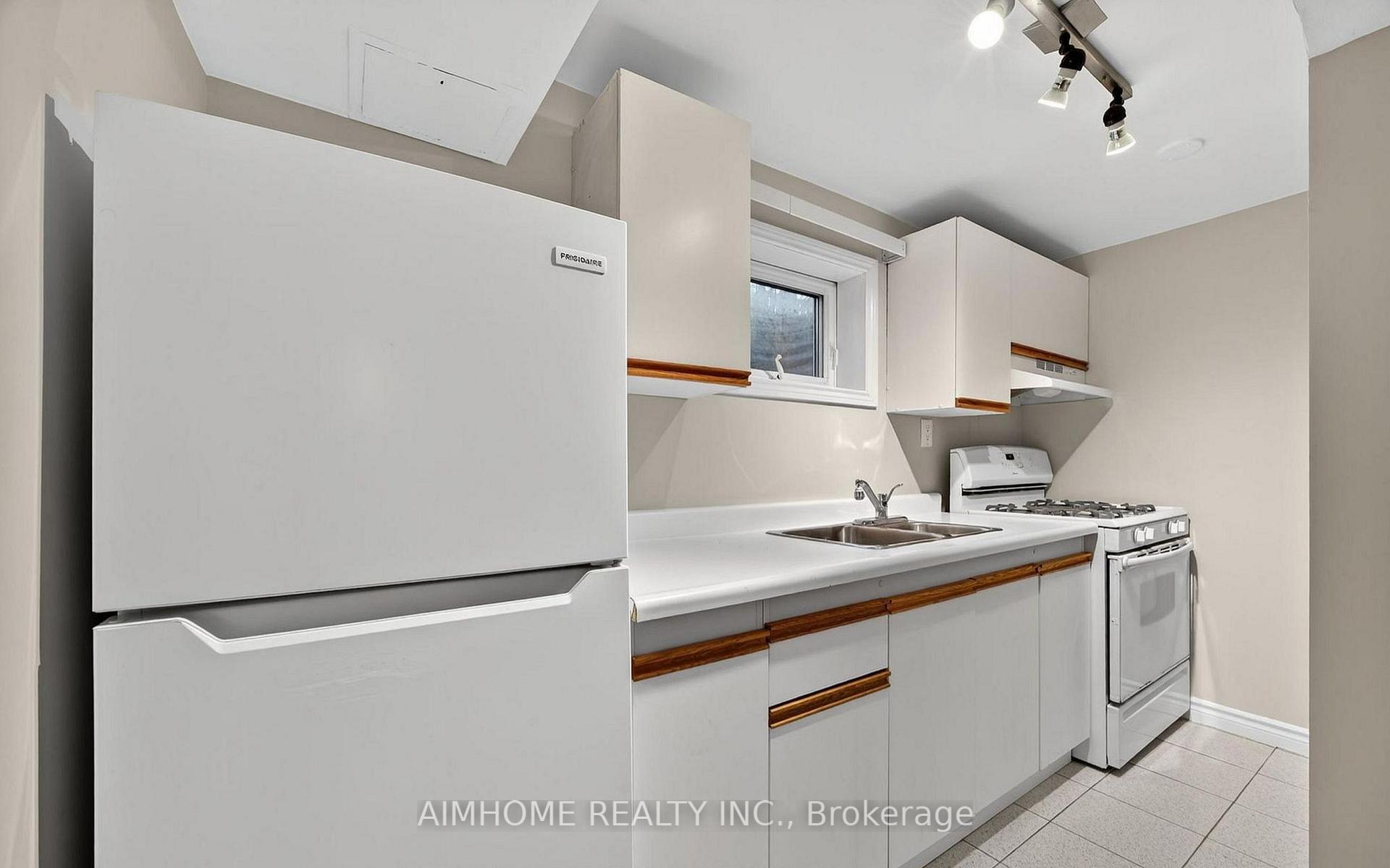 Photo 4 of 764 Botany Hill(Lower Unit) Crescent, Newmarket, Huron Heights-Leslie Valley — HOMEH