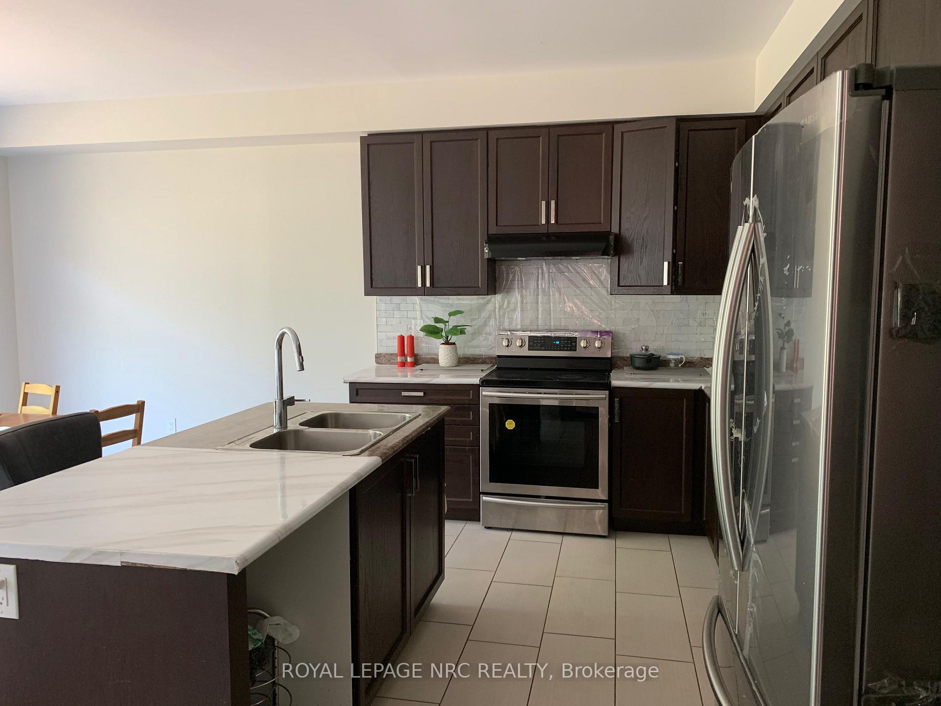 Photo 9 of 7969 Buckeye Crescent, Niagara Falls, Brown — HOMEH