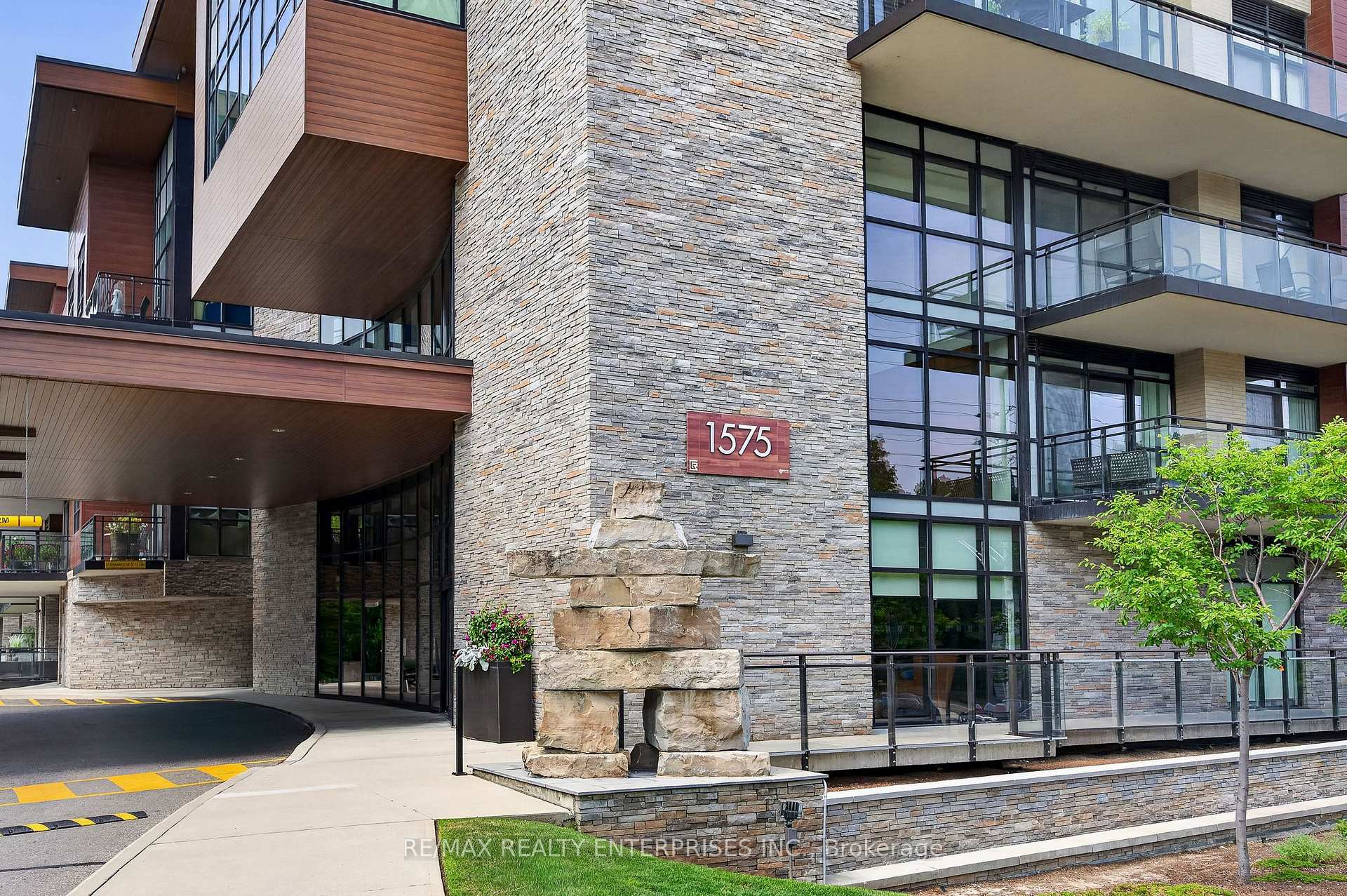 Photo 3 of Unit 457, 1575 Lakeshore Road W, Mississauga, Clarkson — HOMEH
