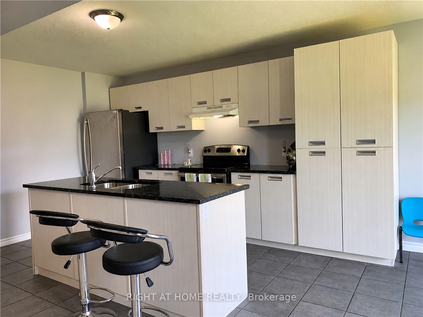 Photo 4 of 1855 Foxridge Crescent, London, North T — HOMEH