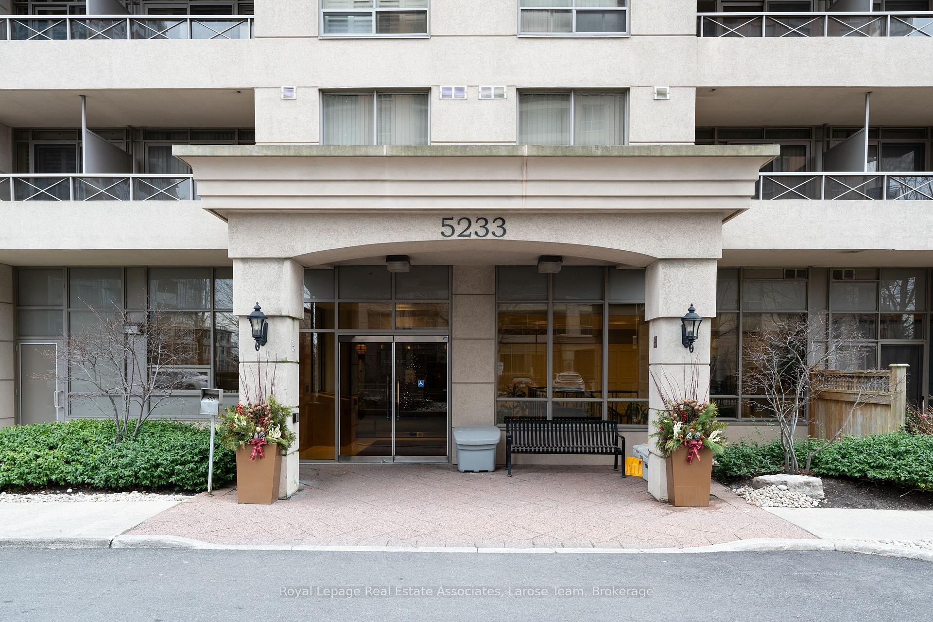 Photo 2 of Unit 1019, 5233 Dundas Street W, Etobicoke, Islington-City Centre West — HOMEH