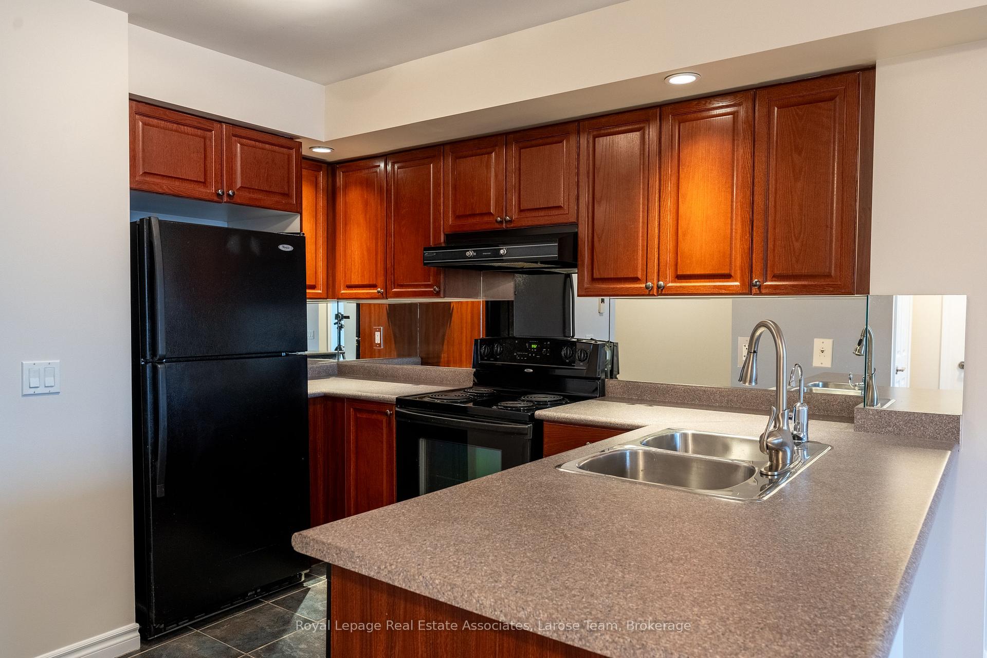 Photo 7 of Unit 1019, 5233 Dundas Street W, Etobicoke, Islington-City Centre West — HOMEH