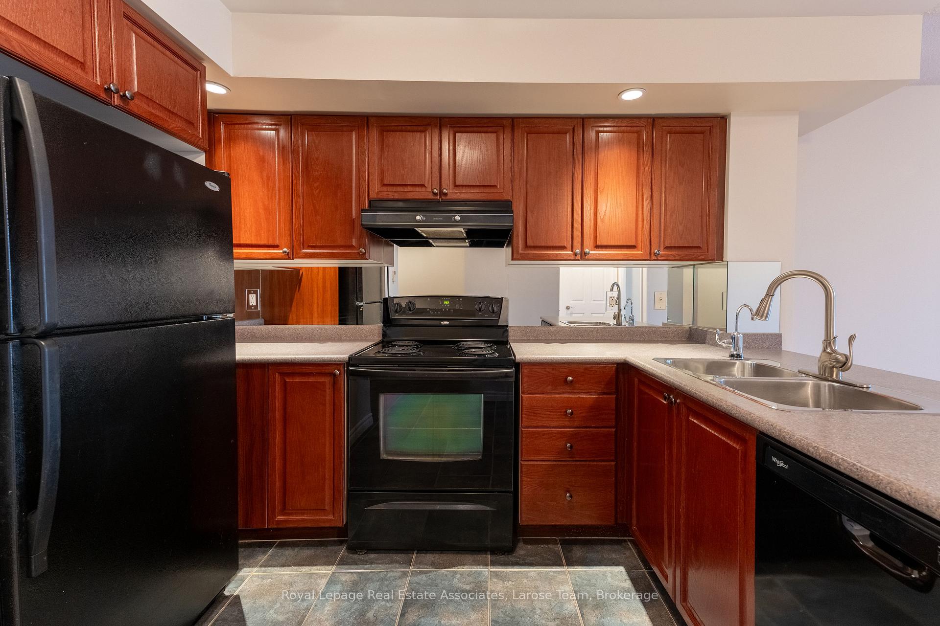Photo 8 of Unit 1019, 5233 Dundas Street W, Etobicoke, Islington-City Centre West — HOMEH