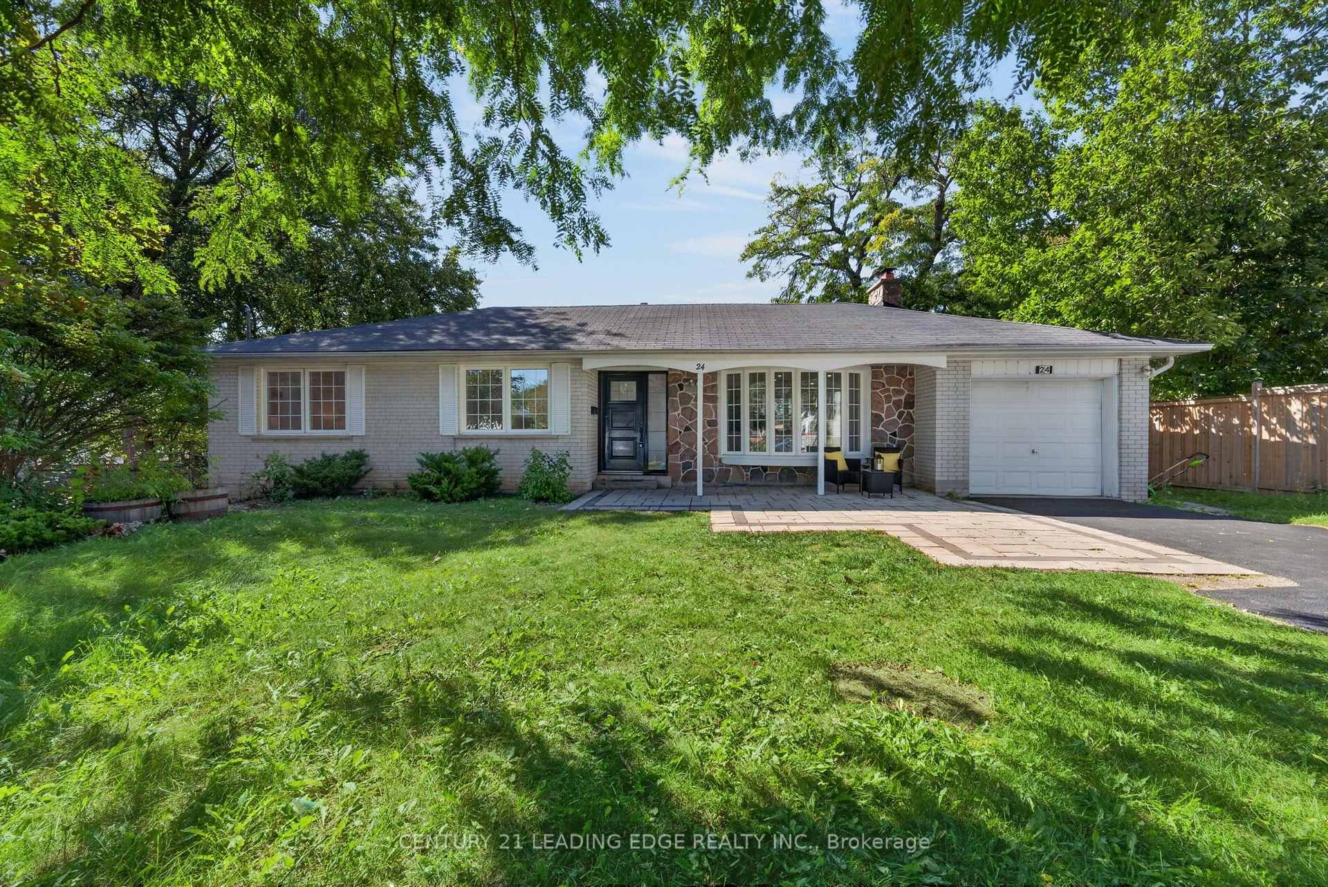 Photo 3 of 24 Lincoln Green Drive, Markham, Bullock — HOMEH