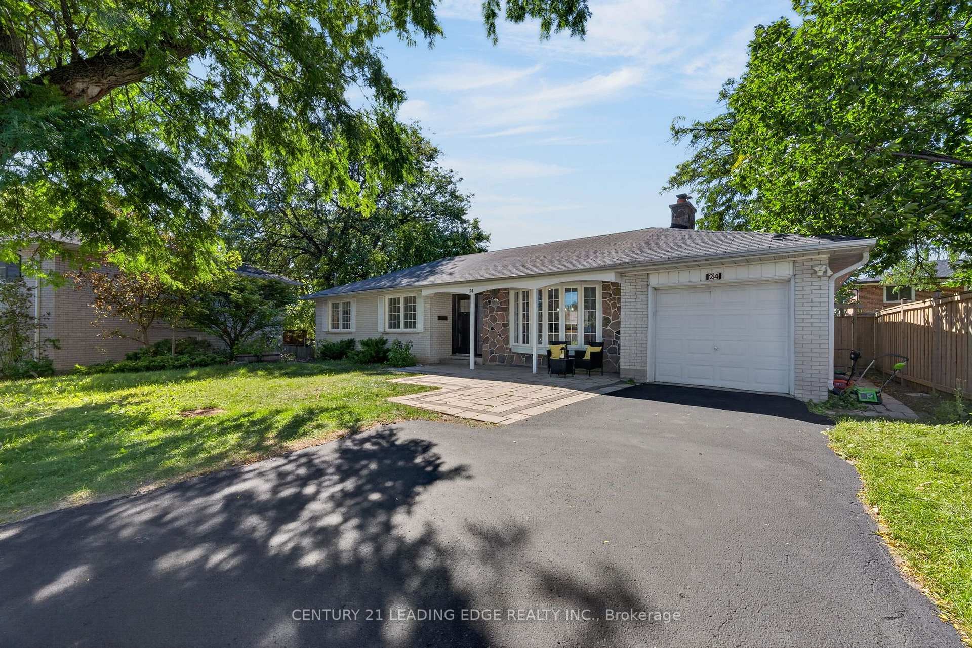 Photo 4 of 24 Lincoln Green Drive, Markham, Bullock — HOMEH