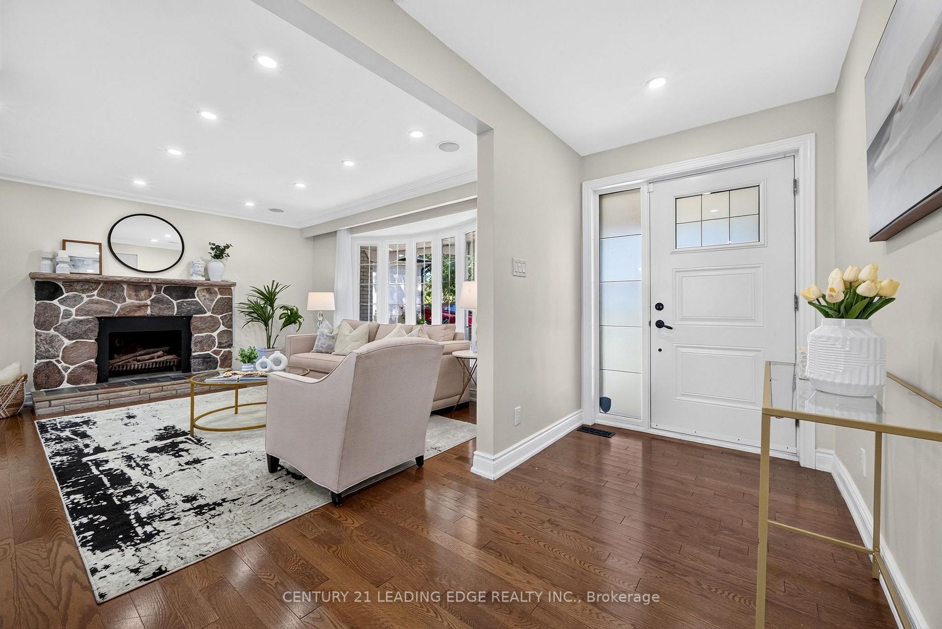 Photo 9 of 24 Lincoln Green Drive, Markham, Bullock — HOMEH