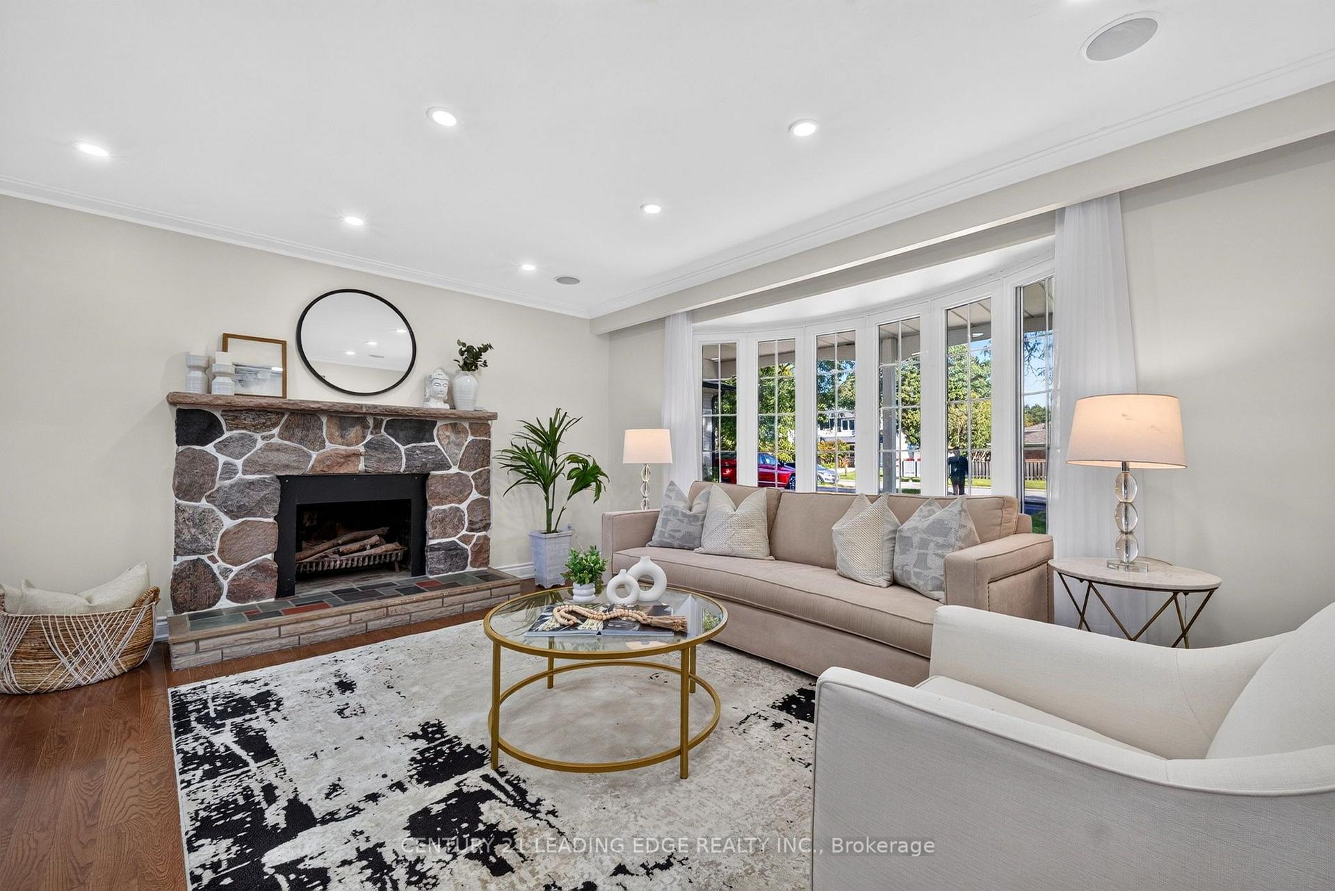 Photo 10 of 24 Lincoln Green Drive, Markham, Bullock — HOMEH