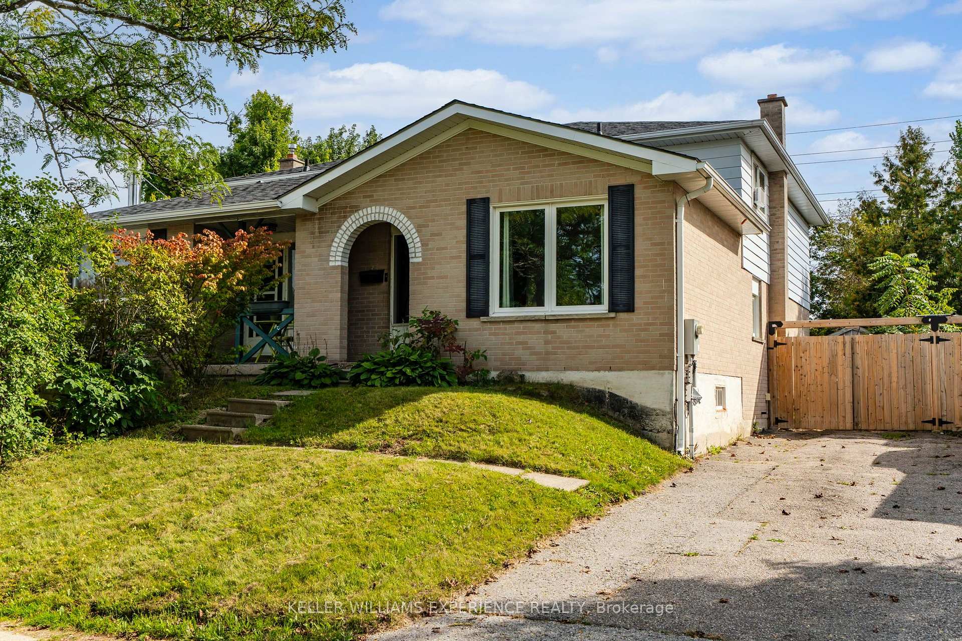 Photo 2 of 21 B College Crescent, Barrie, Grove East — HOMEH
