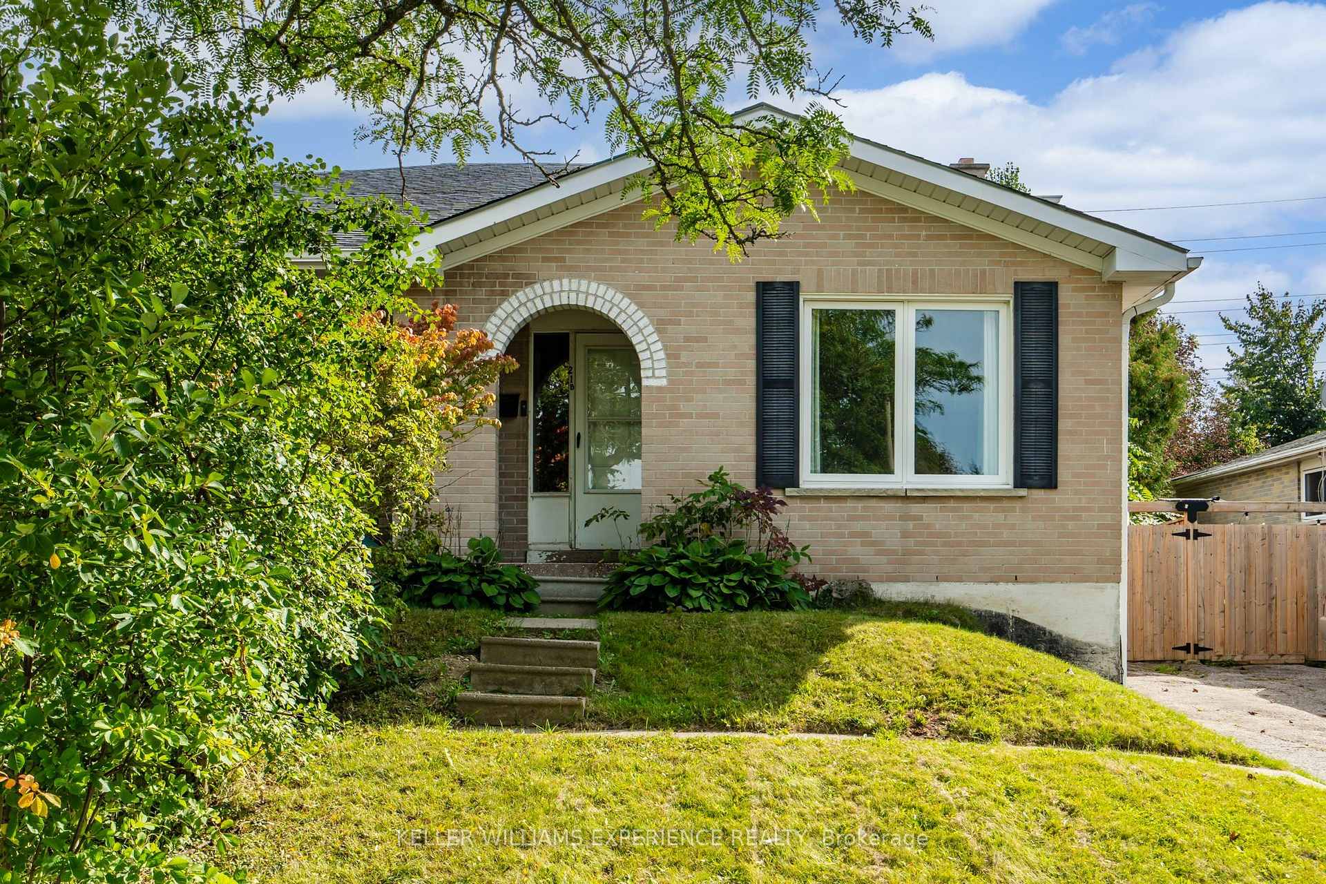 Photo 3 of 21 B College Crescent, Barrie, Grove East — HOMEH
