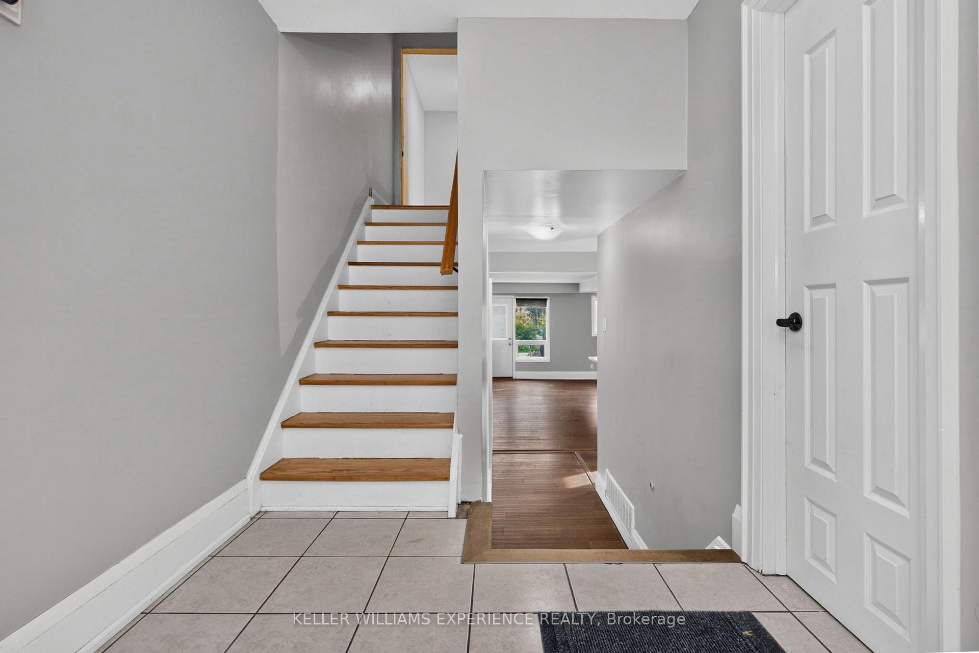 Photo 5 of 21 B College Crescent, Barrie, Grove East — HOMEH