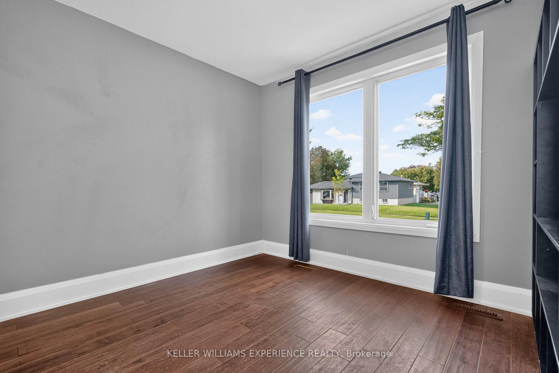 Photo 12 of 21 B College Crescent, Barrie, Grove East — HOMEH