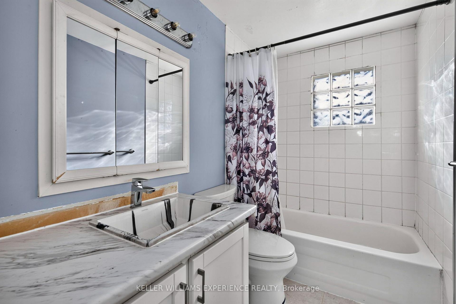 Photo 18 of 21 B College Crescent, Barrie, Grove East — HOMEH