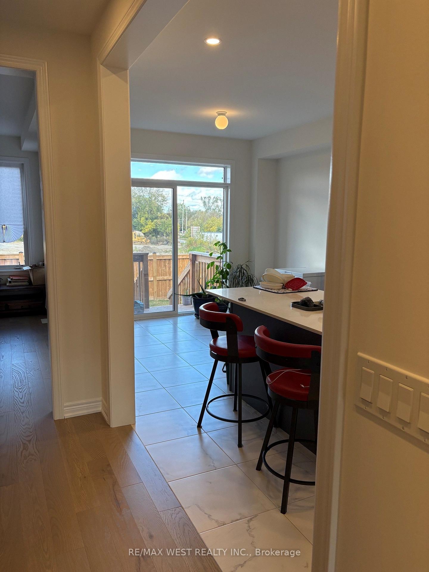 Photo 5 of 1352 Davis Loop Circle, Innisfil, Lefroy — HOMEH