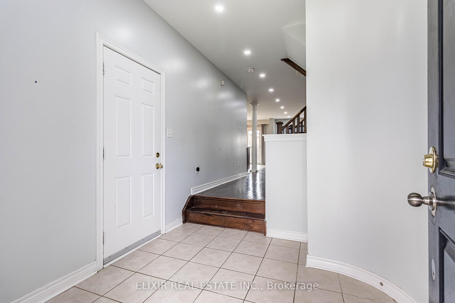 Photo 3 of 61 Bushmill Circle, Brampton, Fletcher's Meadow — HOMEH