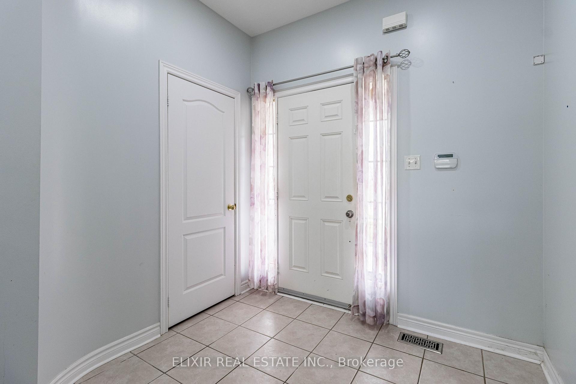 Photo 4 of 61 Bushmill Circle, Brampton, Fletcher's Meadow — HOMEH