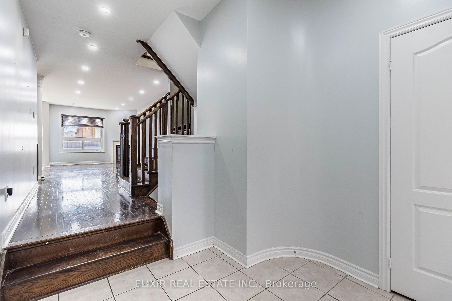 Photo 5 of 61 Bushmill Circle, Brampton, Fletcher's Meadow — HOMEH