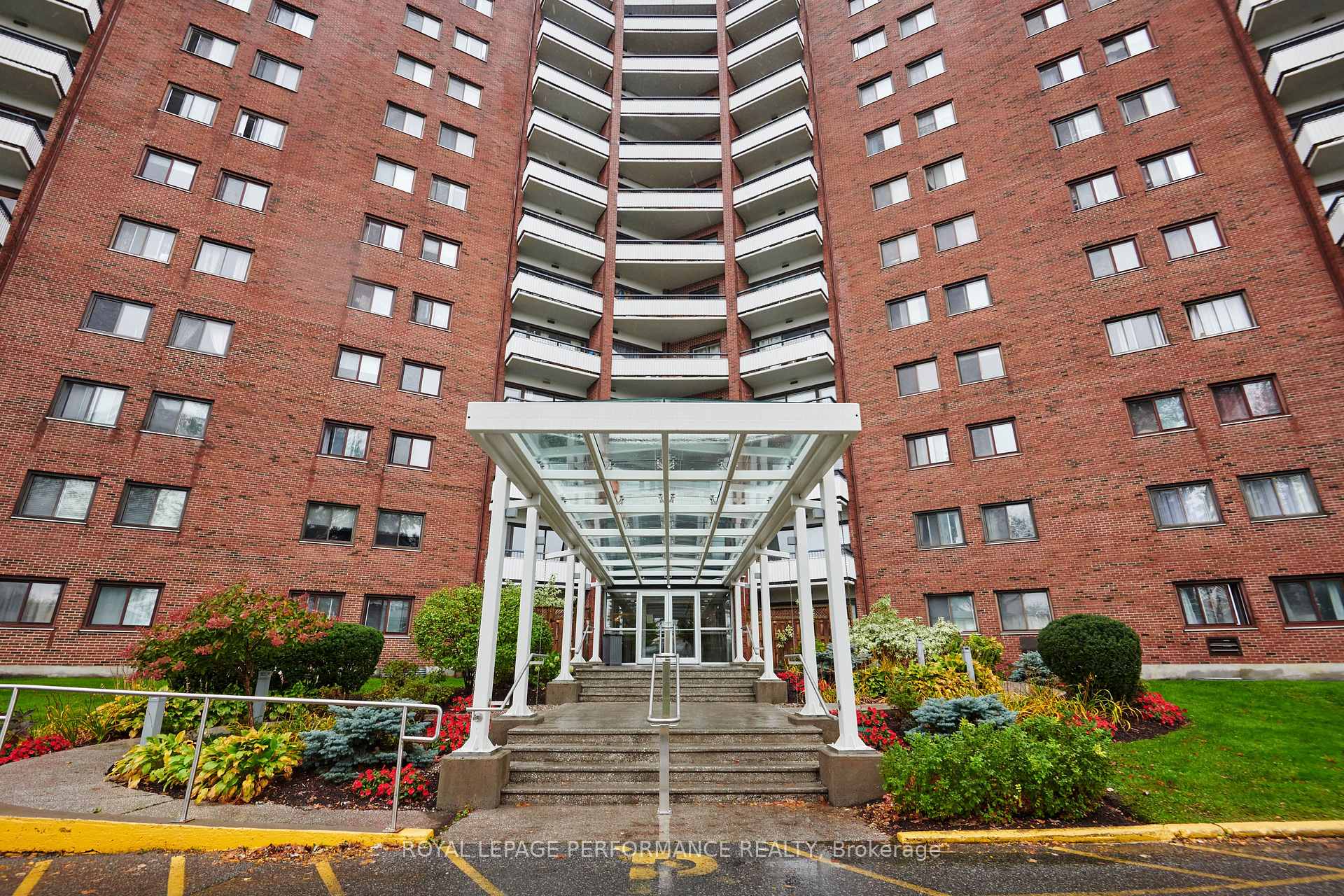 Photo 2 of Unit 805, 20 Chesterton Drive, Ottawa, Borden Farm/Stewart Farm/Carleton Heights/Parkwood Hills — HOMEH