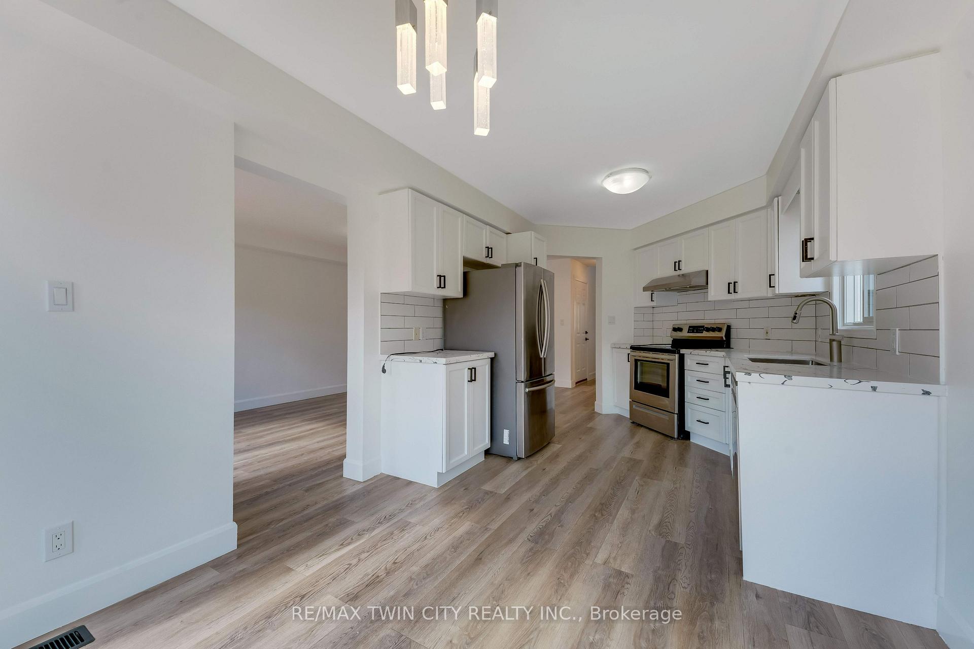 Photo 6 of 31 Swartz Street, Kitchener, Larentian West — HOMEH