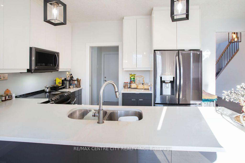 Photo 10 of 1583 Applerock Avenue, London, North S — HOMEH