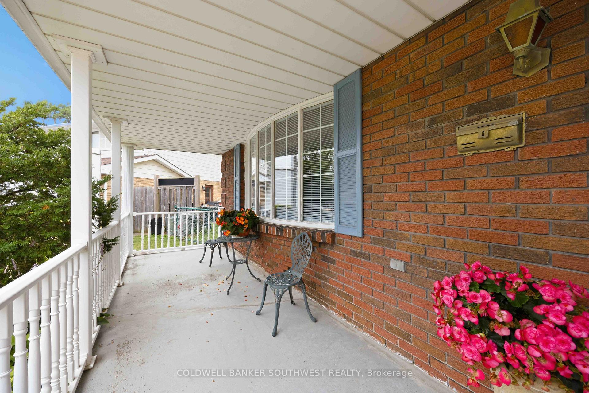 Photo 4 of 821 Danbury Crescent, Sarnia — HOMEH