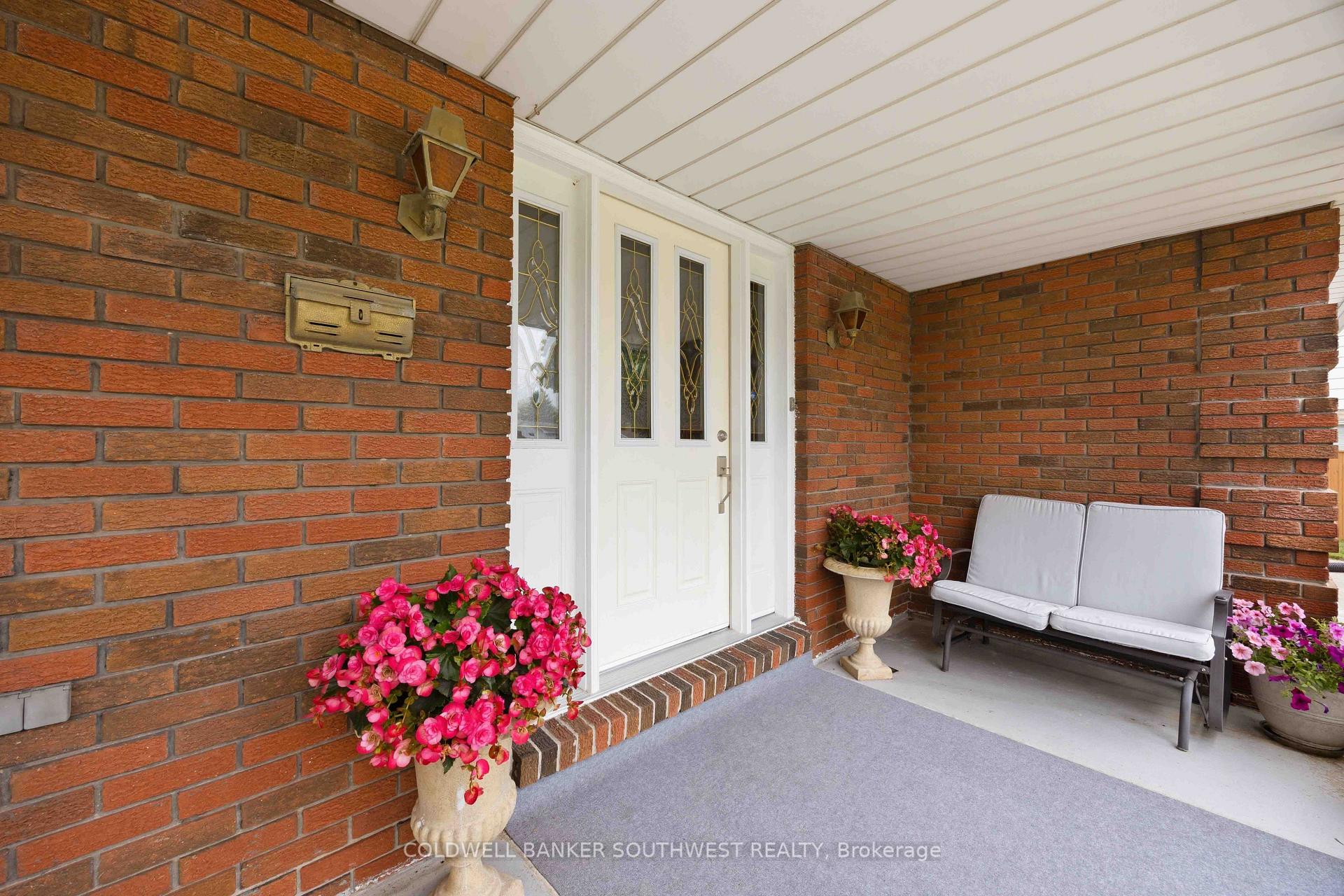 Photo 5 of 821 Danbury Crescent, Sarnia — HOMEH