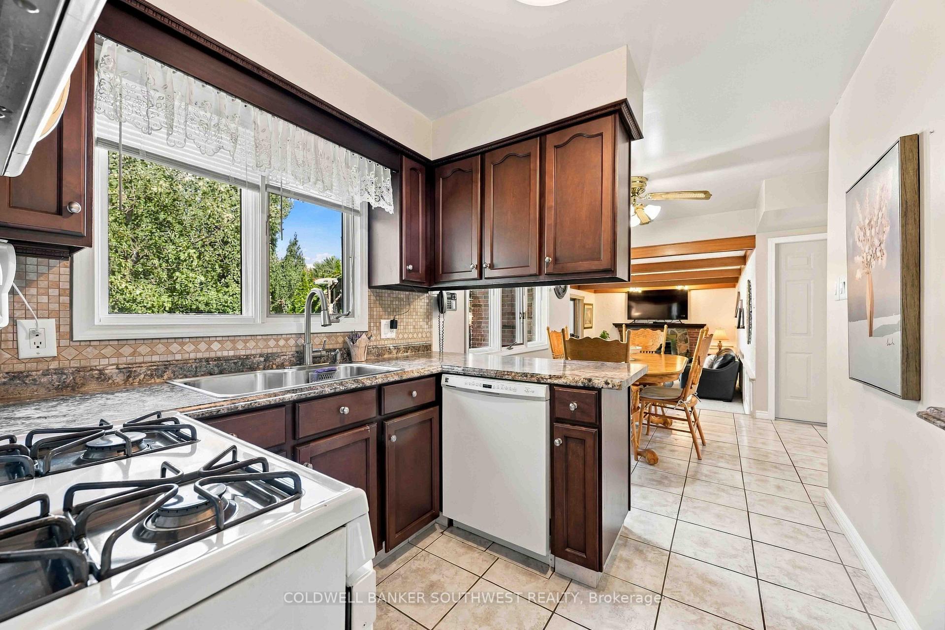 Photo 15 of 821 Danbury Crescent, Sarnia — HOMEH