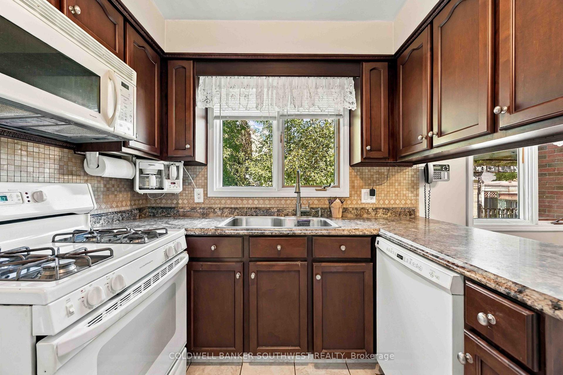 Photo 16 of 821 Danbury Crescent, Sarnia — HOMEH